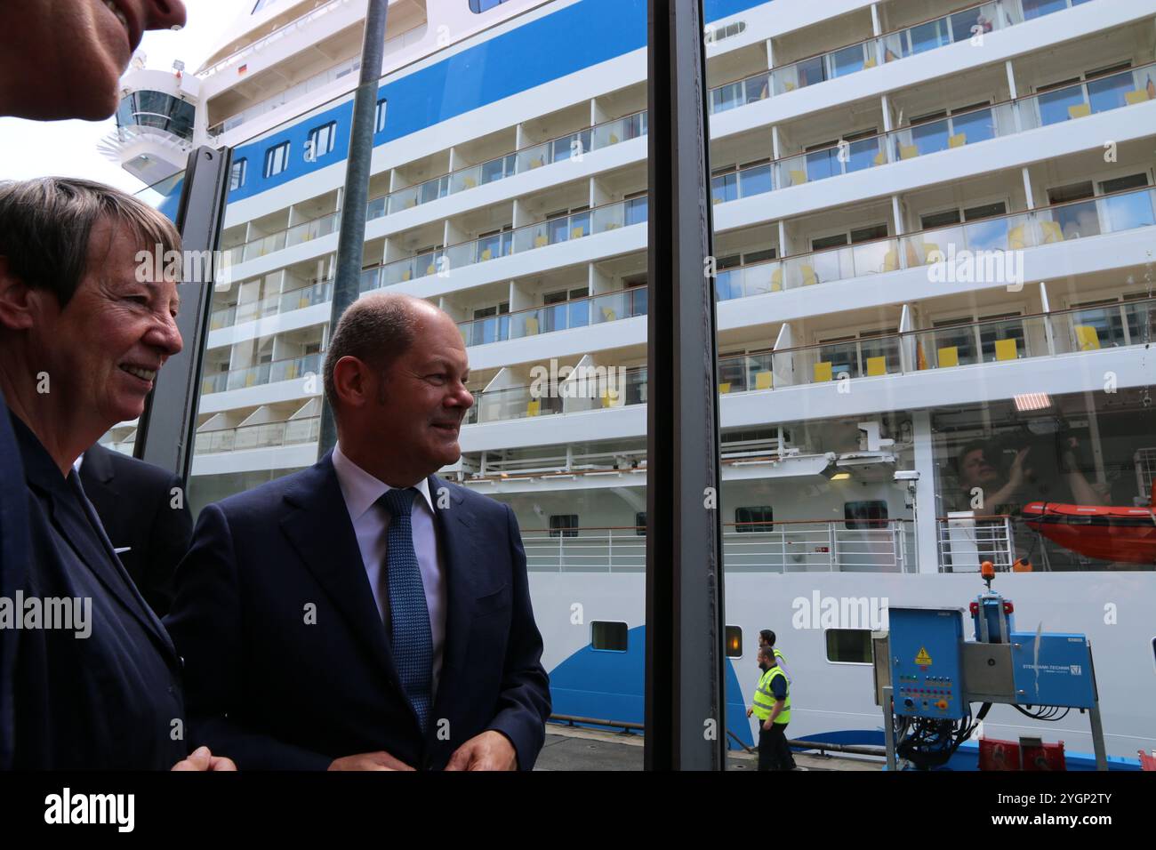 Links im Bild Barbara Hendricks. Vom 17. Dezember 2013 bis zum 14. Dezember. März 2018 war sie Bundesministerin für Umwelt, Naturschutz, Bau und Reaktorsicherheit im Kabinett Merkel III. Zusammen mit Olaf Scholz nimmt sie am Kreuzfahrtterminal Hamburg Altona eine Landstrohanlage in Betrieb. Im Hintergrund das Kreuzfahrtschiff AIDAsol Stockfoto