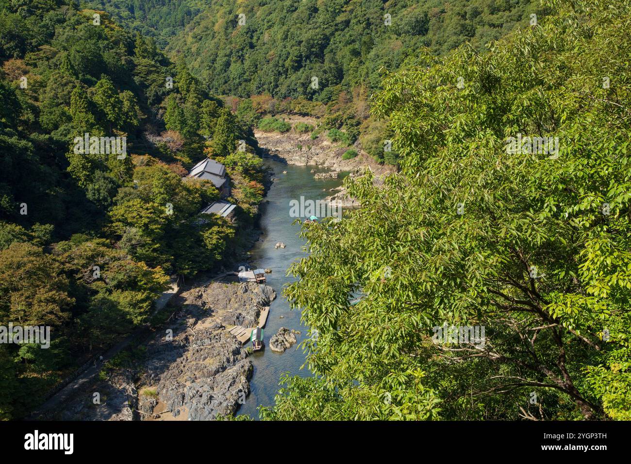 Blick auf den Katsura Fluss im Arashiyama Bezirk vom Gipfel des Berges. Sie können sehen, wie die Boote flussabwärts fahren. Stockfoto