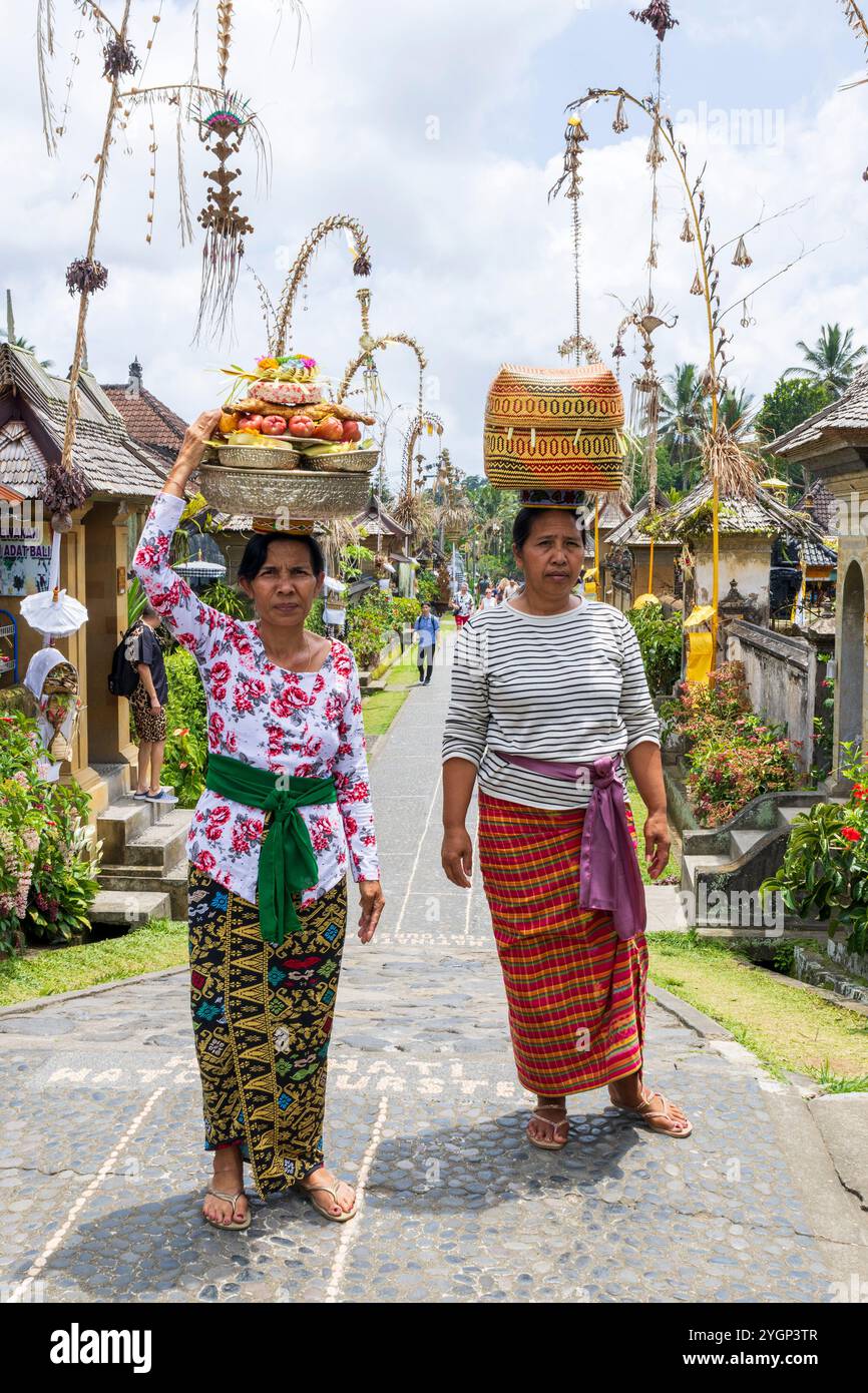 Zwei balinesische Frauen bringen dem Tempel Opfer. Balinesisches Dorf Penglipuran, Bezirk Bangli, Bali, Indonesien, Südostasien, Asien Stockfoto