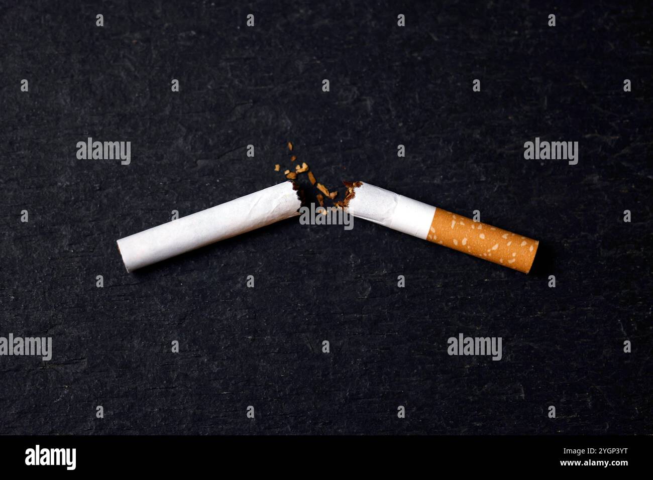 Eine durchgebrochene Zigarette der Marke Gauloises Blondes Red liegt auf einem Tisch. Die britische Regierung hat ein raidkales Gesetz für ein weitreichendes Rauchverbot ins Parlament eingebracht. Die Generation der heute 15-Jährigen soll demnach nie in ihrem Leben legal Zigaretten kaufen können. Themenbild, Symbolbild Köln, 08.11.2024 NRW Deutschland *** Eine kaputte Gauloise Blondinen Rote Zigarette liegt auf einem Tisch die britische Regierung hat ein Schlachtzugsgesetz für ein weitreichendes Rauchverbot im parlament eingeführt, in dem die Generation der heutigen 15-Jährigen niemals legal Zigaretten kaufen kann Stockfoto