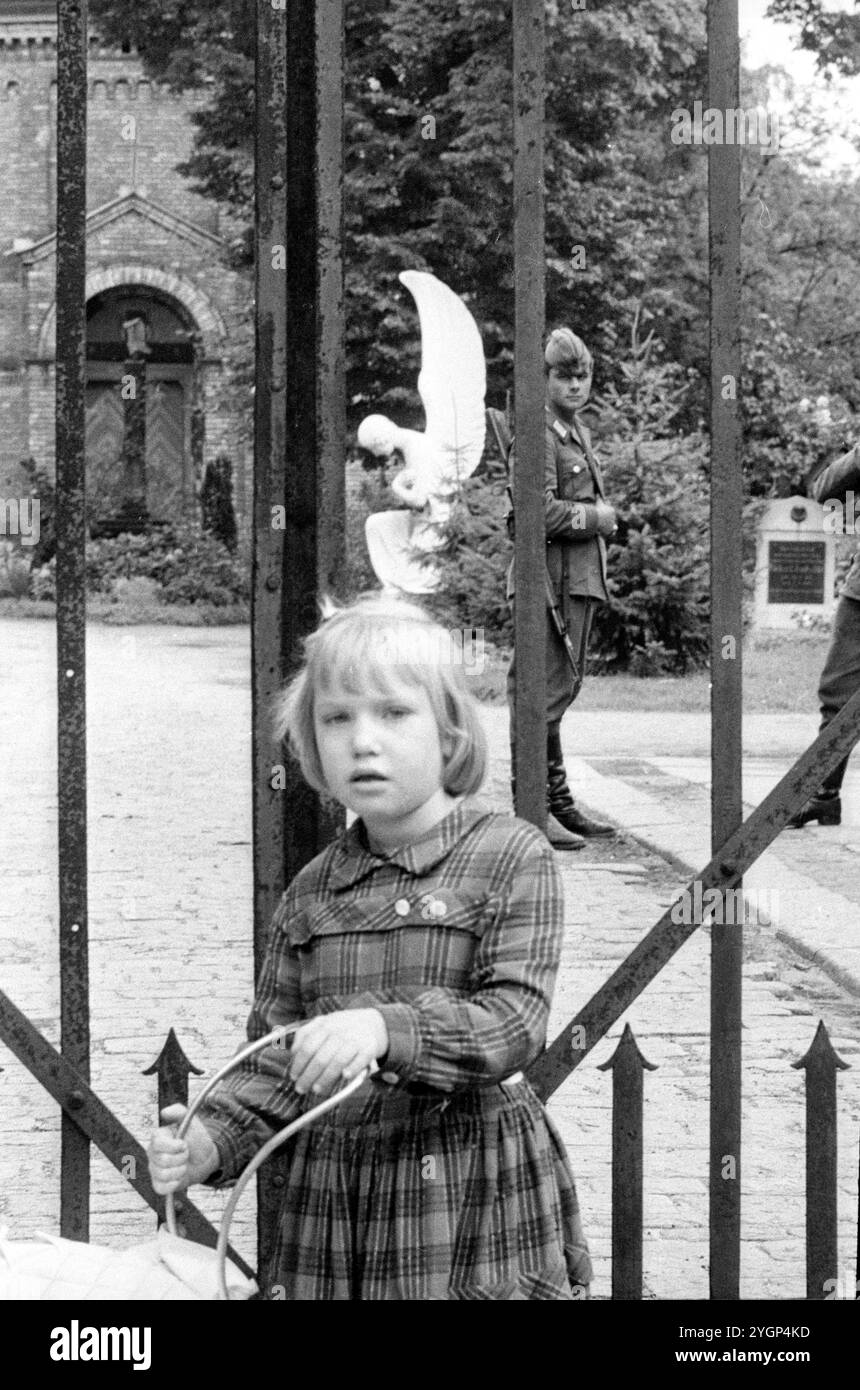 In der Nacht vom 12. Auf den 13. August 1961 erteilte Walter Ulbricht, Vorsitzender des DDR-Staatsrats, SED-Parteivorsitzender und Vorsitzender des Nationalen Verteidigungsrates der DDR, den Befehl, die Sektorgrenze in Berlin abzuschotten. Mit der Zustimmung der Sowjetunion und der Unterstützung der sowjetischen Truppen in der DDR wurde die letzte Schlupflöcher geschlossen, durch die die SED-Diktatur noch entkommen konnte. [Automatisierte Übersetzung] Stockfoto