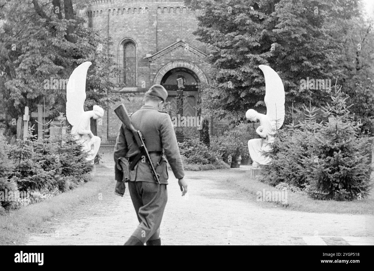 In der Nacht vom 12. Auf den 13. August 1961 erteilte Walter Ulbricht, Vorsitzender des DDR-Staatsrats, SED-Parteivorsitzender und Vorsitzender des Nationalen Verteidigungsrates der DDR, den Befehl, die Sektorgrenze in Berlin abzuschotten. Mit der Zustimmung der Sowjetunion und der Unterstützung der sowjetischen Truppen in der DDR wurde die letzte Schlupflöcher geschlossen, durch die die SED-Diktatur noch entkommen konnte. [Automatisierte Übersetzung] Stockfoto