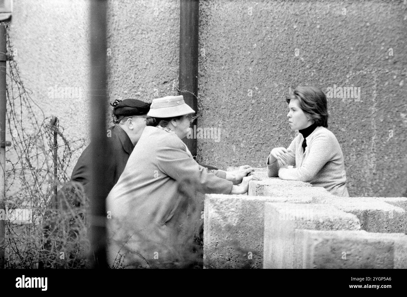 In der Nacht vom 12. Auf den 13. August 1961 erteilte Walter Ulbricht, Vorsitzender des DDR-Staatsrats, SED-Parteivorsitzender und Vorsitzender des Nationalen Verteidigungsrates der DDR, den Befehl, die Sektorgrenze in Berlin abzuschotten. Mit der Zustimmung der Sowjetunion und der Unterstützung der sowjetischen Truppen in der DDR wurde die letzte Schlupflöcher geschlossen, durch die die SED-Diktatur noch entkommen konnte. [Automatisierte Übersetzung] Stockfoto