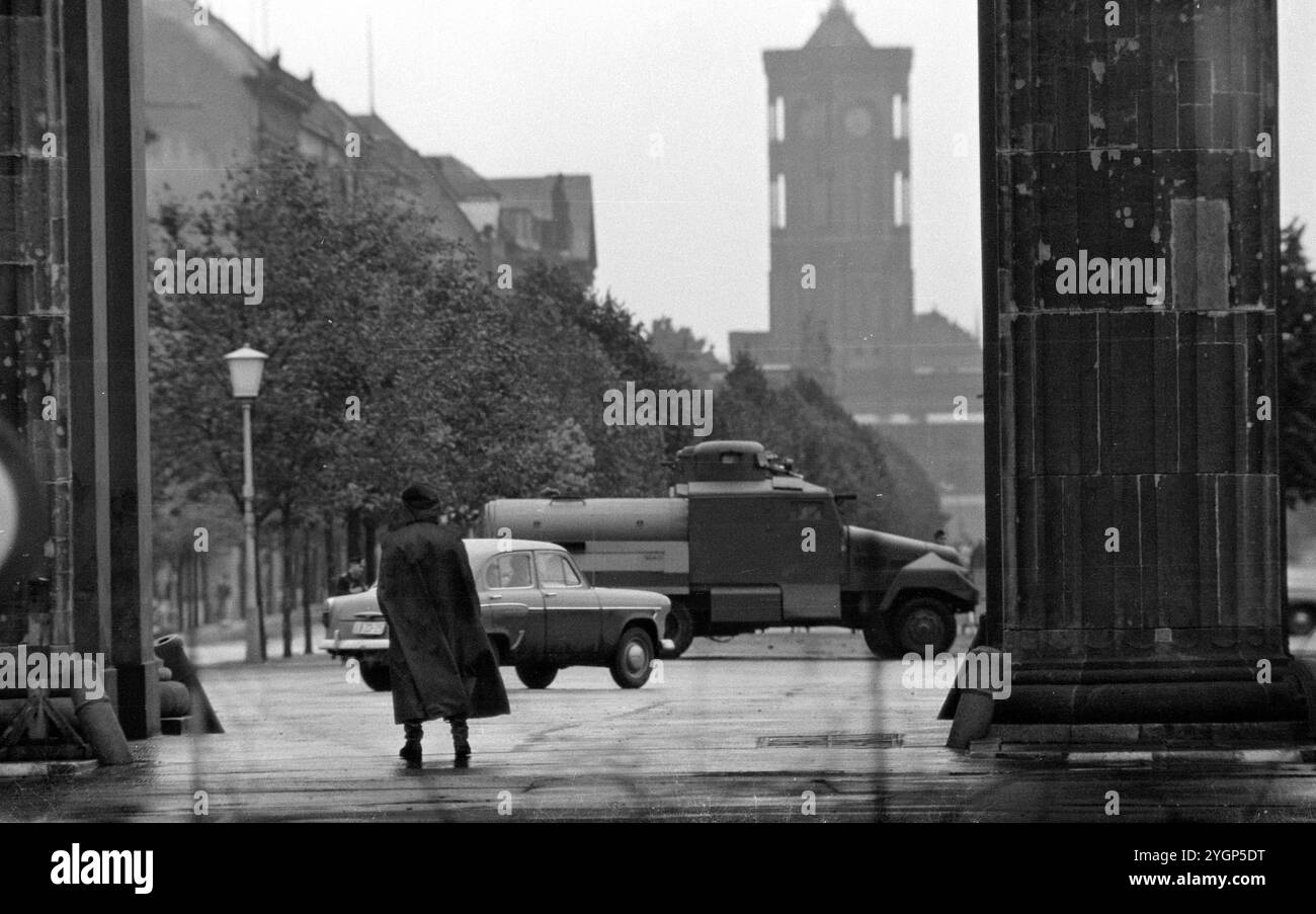 In der Nacht vom 12. Auf den 13. August 1961 erteilte Walter Ulbricht, Vorsitzender des DDR-Staatsrats, SED-Parteivorsitzender und Vorsitzender des Nationalen Verteidigungsrates der DDR, den Befehl, die Sektorgrenze in Berlin abzuschotten. Mit der Zustimmung der Sowjetunion und der Unterstützung der sowjetischen Truppen in der DDR wurde die letzte Schlupflöcher geschlossen, durch die die SED-Diktatur noch entkommen konnte. [Automatisierte Übersetzung] Stockfoto