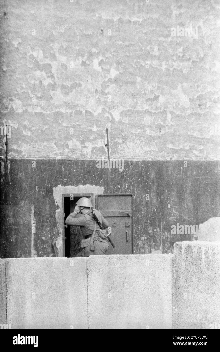 In der Nacht vom 12. Auf den 13. August 1961 erteilte Walter Ulbricht, Vorsitzender des DDR-Staatsrats, SED-Parteivorsitzender und Vorsitzender des Nationalen Verteidigungsrates der DDR, den Befehl, die Sektorgrenze in Berlin abzuschotten. Mit der Zustimmung der Sowjetunion und der Unterstützung der sowjetischen Truppen in der DDR wurde die letzte Schlupflöcher geschlossen, durch die die SED-Diktatur noch entkommen konnte. [Automatisierte Übersetzung] Stockfoto