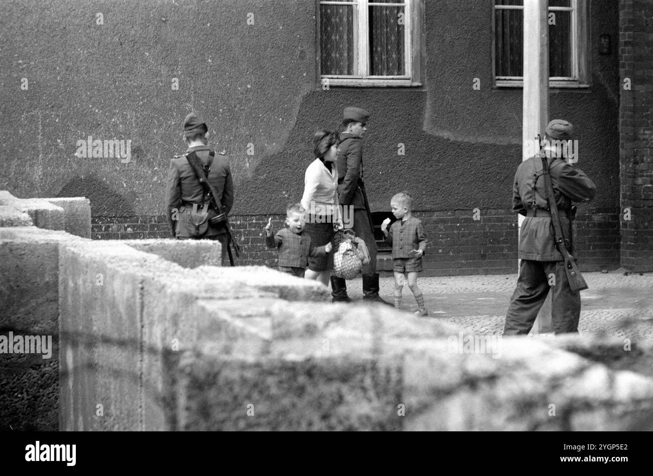 In der Nacht vom 12. Auf den 13. August 1961 erteilte Walter Ulbricht, Vorsitzender des DDR-Staatsrats, SED-Parteivorsitzender und Vorsitzender des Nationalen Verteidigungsrates der DDR, den Befehl, die Sektorgrenze in Berlin abzuschotten. Mit der Zustimmung der Sowjetunion und der Unterstützung der sowjetischen Truppen in der DDR wurde die letzte Schlupflöcher geschlossen, durch die die SED-Diktatur noch entkommen konnte. [Automatisierte Übersetzung] Stockfoto