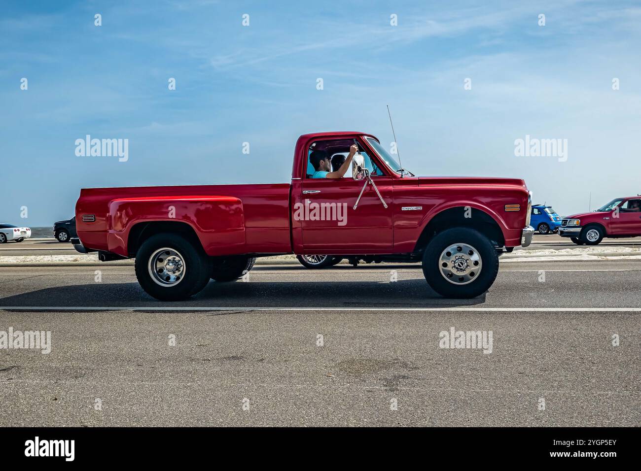 Gulfport, MS - 04. Oktober 2023: Weitwinkel-Seitenansicht eines Chevrolet C30 Cheyenne Pickup-Trucks von 1971 auf einer lokalen Autoshow. Stockfoto