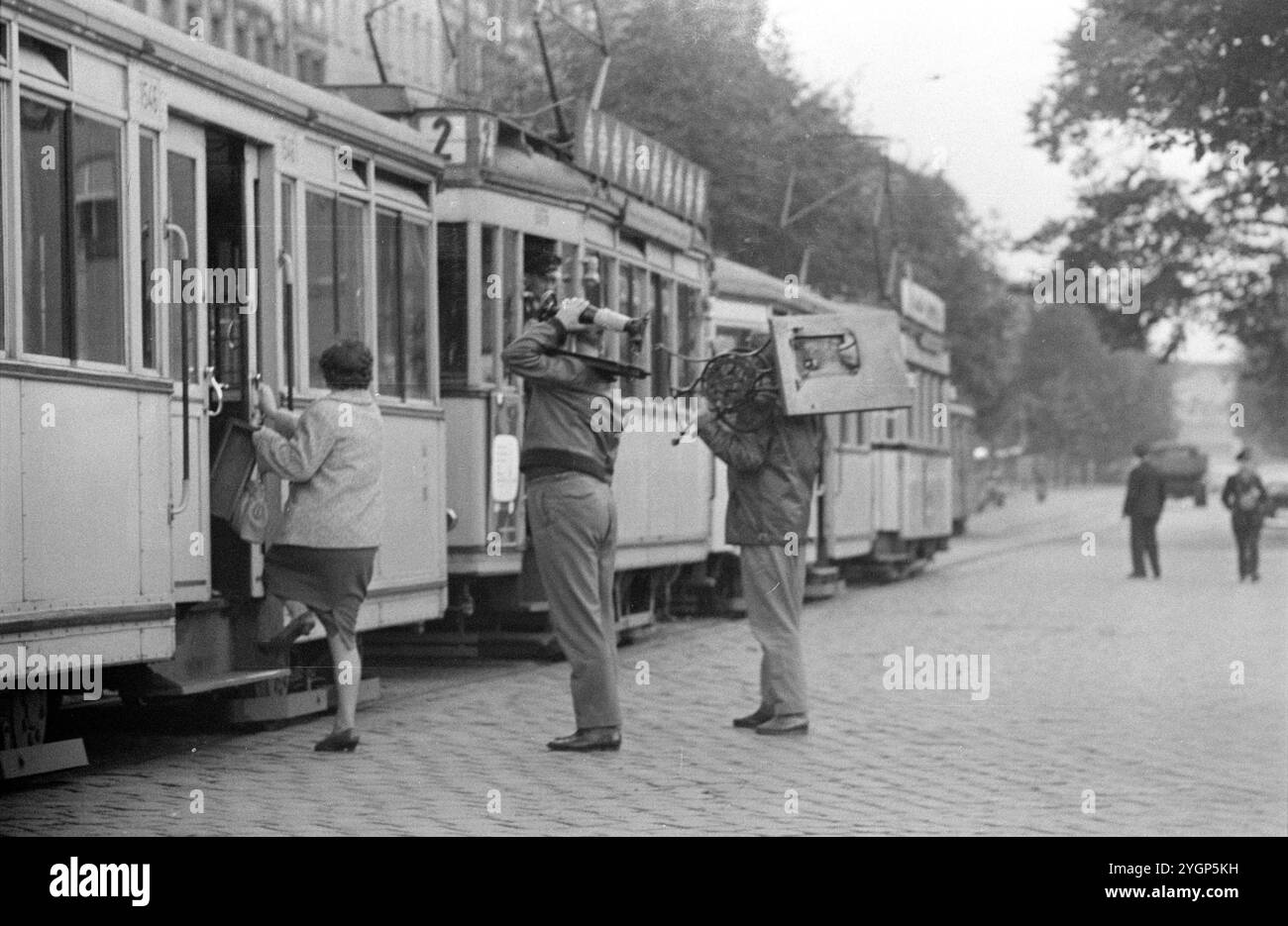 In der Nacht vom 12. Auf den 13. August 1961 erteilte Walter Ulbricht, Vorsitzender des DDR-Staatsrats, SED-Parteivorsitzender und Vorsitzender des Nationalen Verteidigungsrates der DDR, den Befehl, die Sektorgrenze in Berlin abzuschotten. Mit der Zustimmung der Sowjetunion und der Unterstützung der sowjetischen Truppen in der DDR wurde die letzte Schlupflöcher geschlossen, durch die die SED-Diktatur noch entkommen konnte. [Automatisierte Übersetzung] Stockfoto