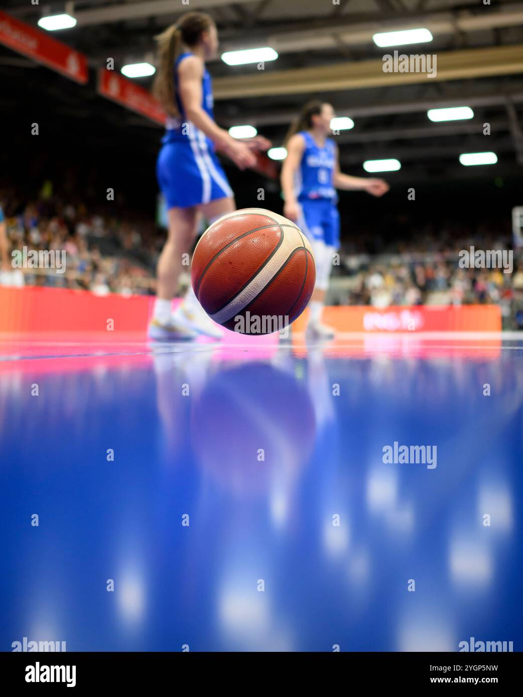 Hagen, Deutschland. November 2024. Spielfilm, Match Ball, Molten, FIFA; Qualifikation für die Basketball-Europameisterschaft der Frauen, Deutschland (GER) - Griechenland (GRE) 79:76, am 7. November 2024 in Hagen/Deutschland Credit: dpa/Alamy Live News Stockfoto