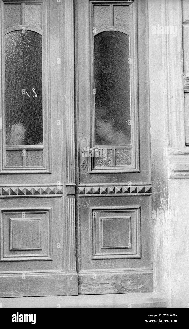 In der Nacht vom 12. Auf den 13. August 1961 erteilte Walter Ulbricht, Vorsitzender des DDR-Staatsrats, SED-Parteivorsitzender und Vorsitzender des Nationalen Verteidigungsrates der DDR, den Befehl, die Sektorgrenze in Berlin abzuschotten. Mit der Zustimmung der Sowjetunion und der Unterstützung der sowjetischen Truppen in der DDR wurde die letzte Schlupflöcher geschlossen, durch die die SED-Diktatur noch entkommen konnte. [Automatisierte Übersetzung] Stockfoto