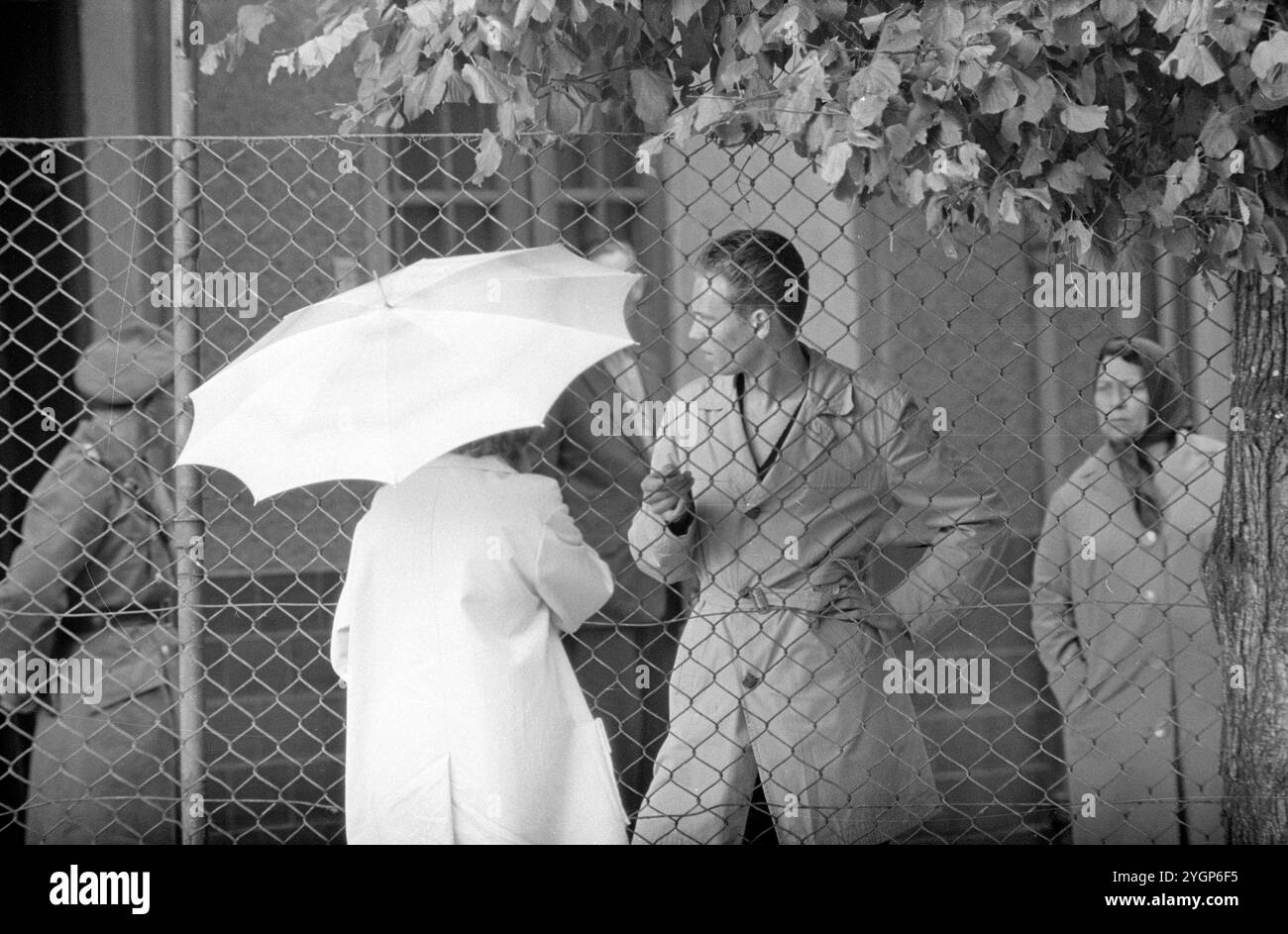 In der Nacht vom 12. Auf den 13. August 1961 erteilte Walter Ulbricht, Vorsitzender des DDR-Staatsrats, SED-Parteivorsitzender und Vorsitzender des Nationalen Verteidigungsrates der DDR, den Befehl, die Sektorgrenze in Berlin abzuschotten. Mit der Zustimmung der Sowjetunion und der Unterstützung der sowjetischen Truppen in der DDR wurde die letzte Schlupflöcher geschlossen, durch die die SED-Diktatur noch entkommen konnte. [Automatisierte Übersetzung] Stockfoto