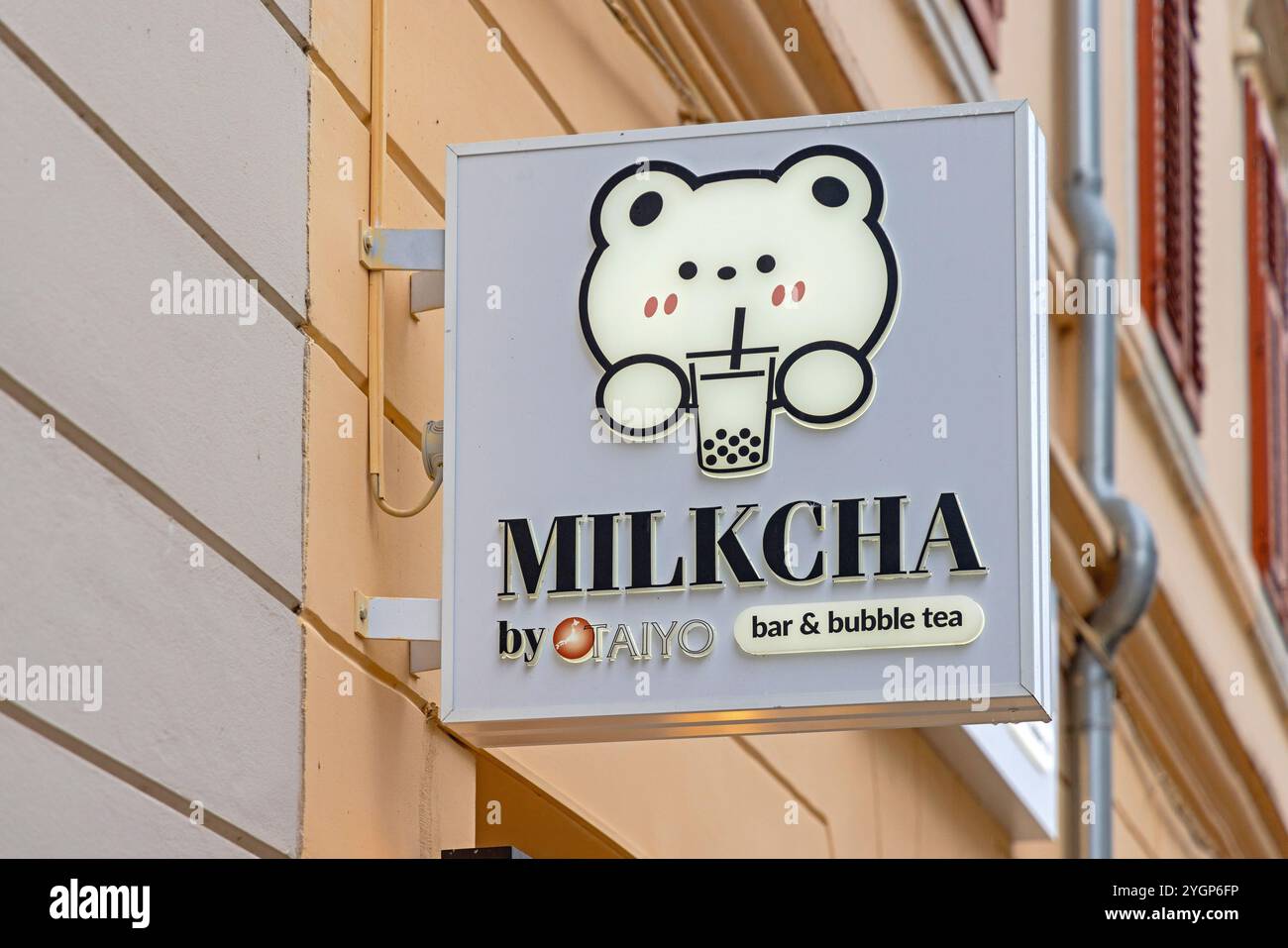 Rijeka, Kroatien - 24. Oktober 2024: Niedliches Mascot Schild Bar und Bubble Tea Store MilkCha by Taiyo in der Verdijeva Straße im Stadtzentrum. Stockfoto