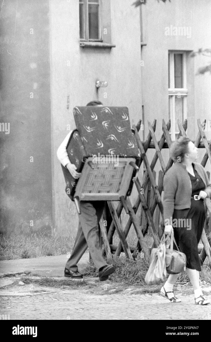 In der Nacht vom 12. Auf den 13. August 1961 erteilte Walter Ulbricht, Vorsitzender des DDR-Staatsrats, SED-Parteivorsitzender und Vorsitzender des Nationalen Verteidigungsrates der DDR, den Befehl, die Sektorgrenze in Berlin abzuschotten. Mit der Zustimmung der Sowjetunion und der Unterstützung der sowjetischen Truppen in der DDR wurde die letzte Schlupflöcher geschlossen, durch die die SED-Diktatur noch entkommen konnte. [Automatisierte Übersetzung] Stockfoto