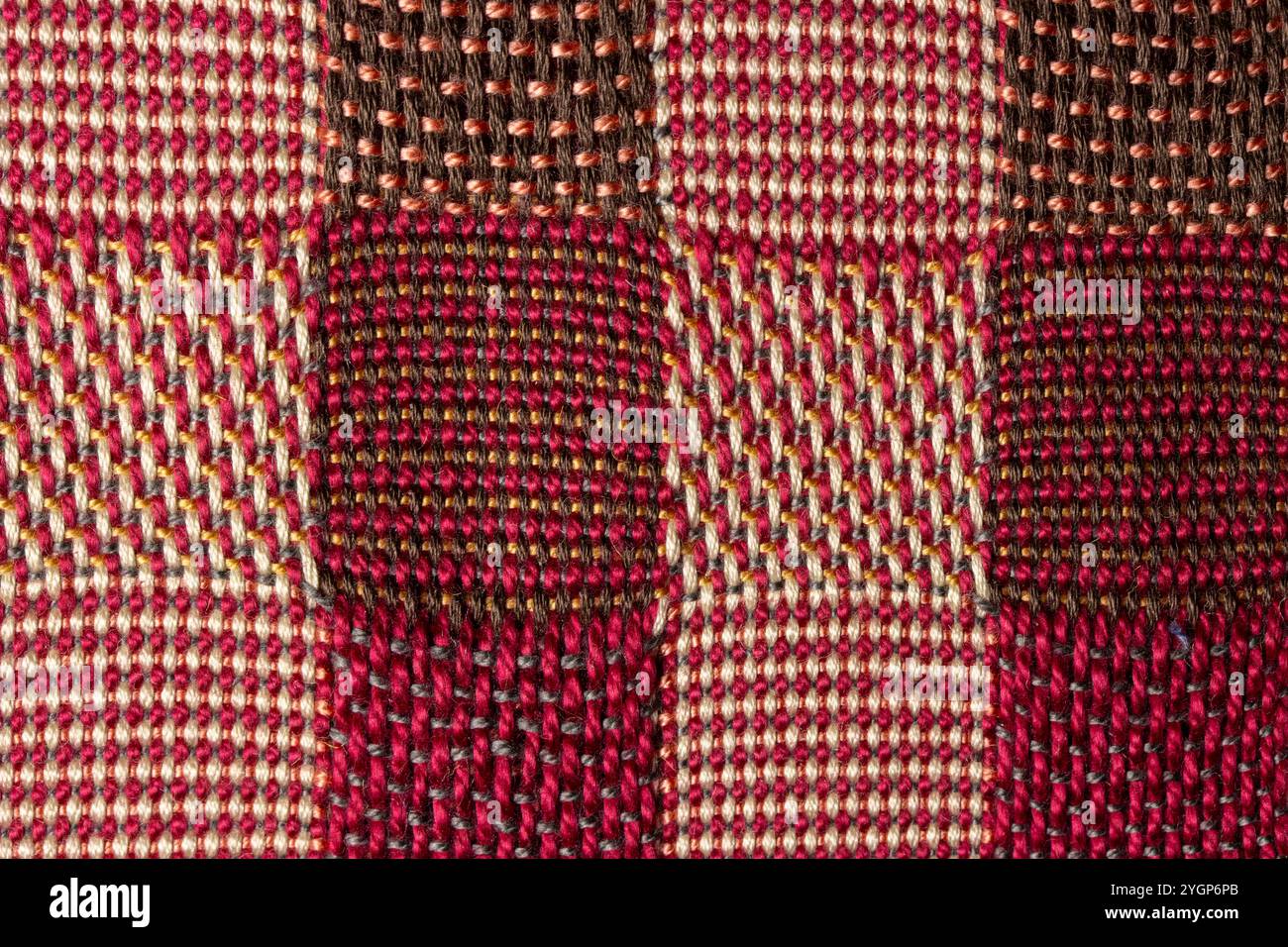 Doppelt gewebtes Tuch in Rot, Creme, Braun, dekorativer Hintergrund in weihnachtsfarben Stockfoto