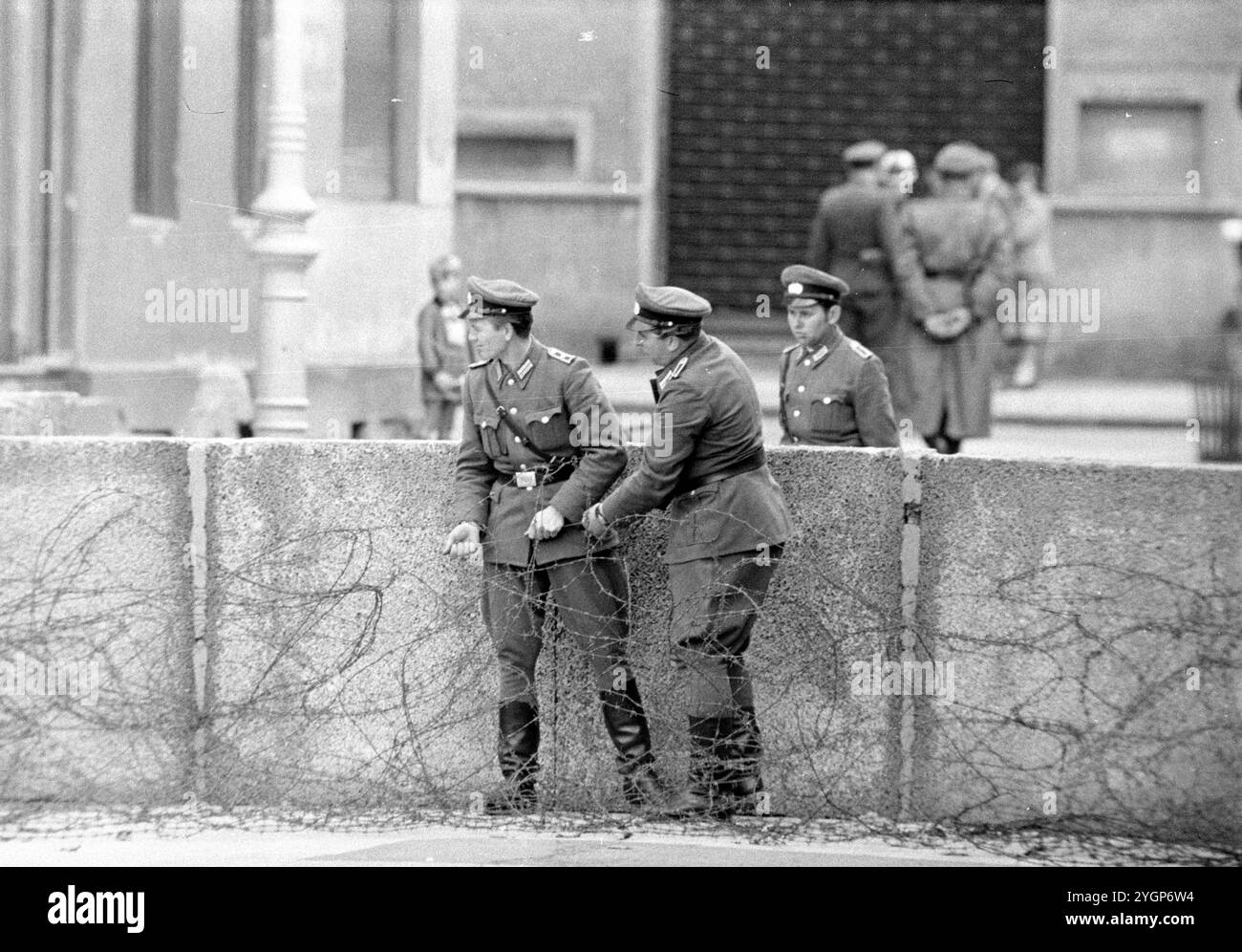 In der Nacht vom 12. Auf den 13. August 1961 erteilte Walter Ulbricht, Vorsitzender des DDR-Staatsrats, SED-Parteivorsitzender und Vorsitzender des Nationalen Verteidigungsrates der DDR, den Befehl, die Sektorgrenze in Berlin abzuschotten. Mit der Zustimmung der Sowjetunion und der Unterstützung der sowjetischen Truppen in der DDR wurde die letzte Schlupflöcher geschlossen, durch die die SED-Diktatur noch entkommen konnte. [Automatisierte Übersetzung] Stockfoto