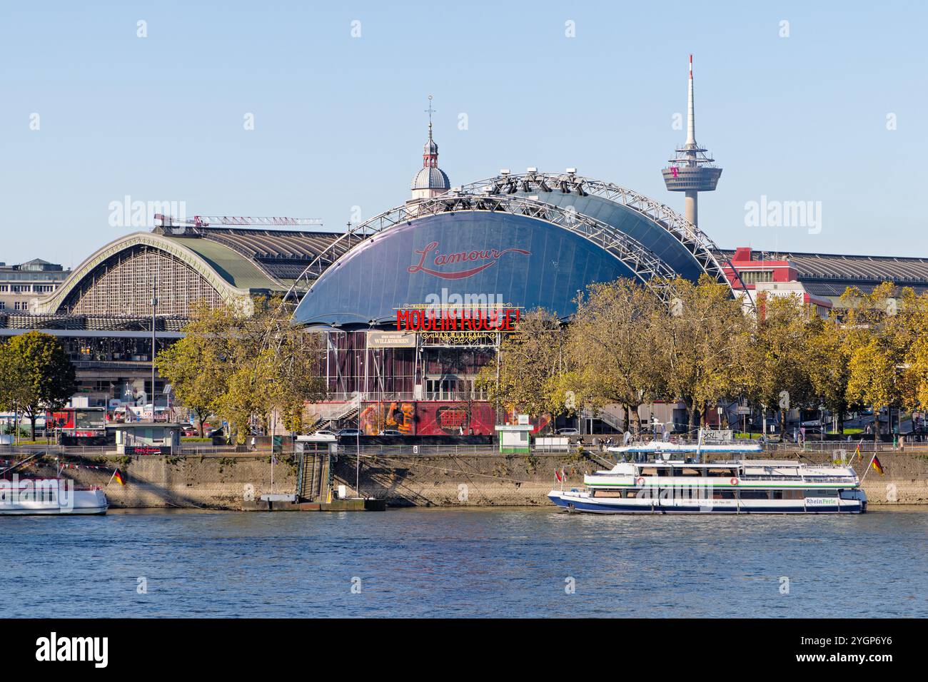 Moulin Rouge Musical im Musical Dome Theater am Ufer des Rheins in Köln. Stockfoto