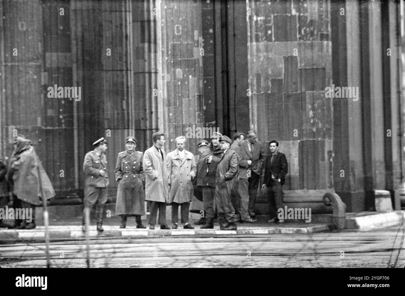 In der Nacht vom 12. Auf den 13. August 1961 erteilte Walter Ulbricht, Vorsitzender des DDR-Staatsrats, SED-Parteivorsitzender und Vorsitzender des Nationalen Verteidigungsrates der DDR, den Befehl, die Sektorgrenze in Berlin abzuschotten. Mit der Zustimmung der Sowjetunion und der Unterstützung der sowjetischen Truppen in der DDR wurde die letzte Schlupflöcher geschlossen, durch die die SED-Diktatur noch entkommen konnte. [Automatisierte Übersetzung] Stockfoto