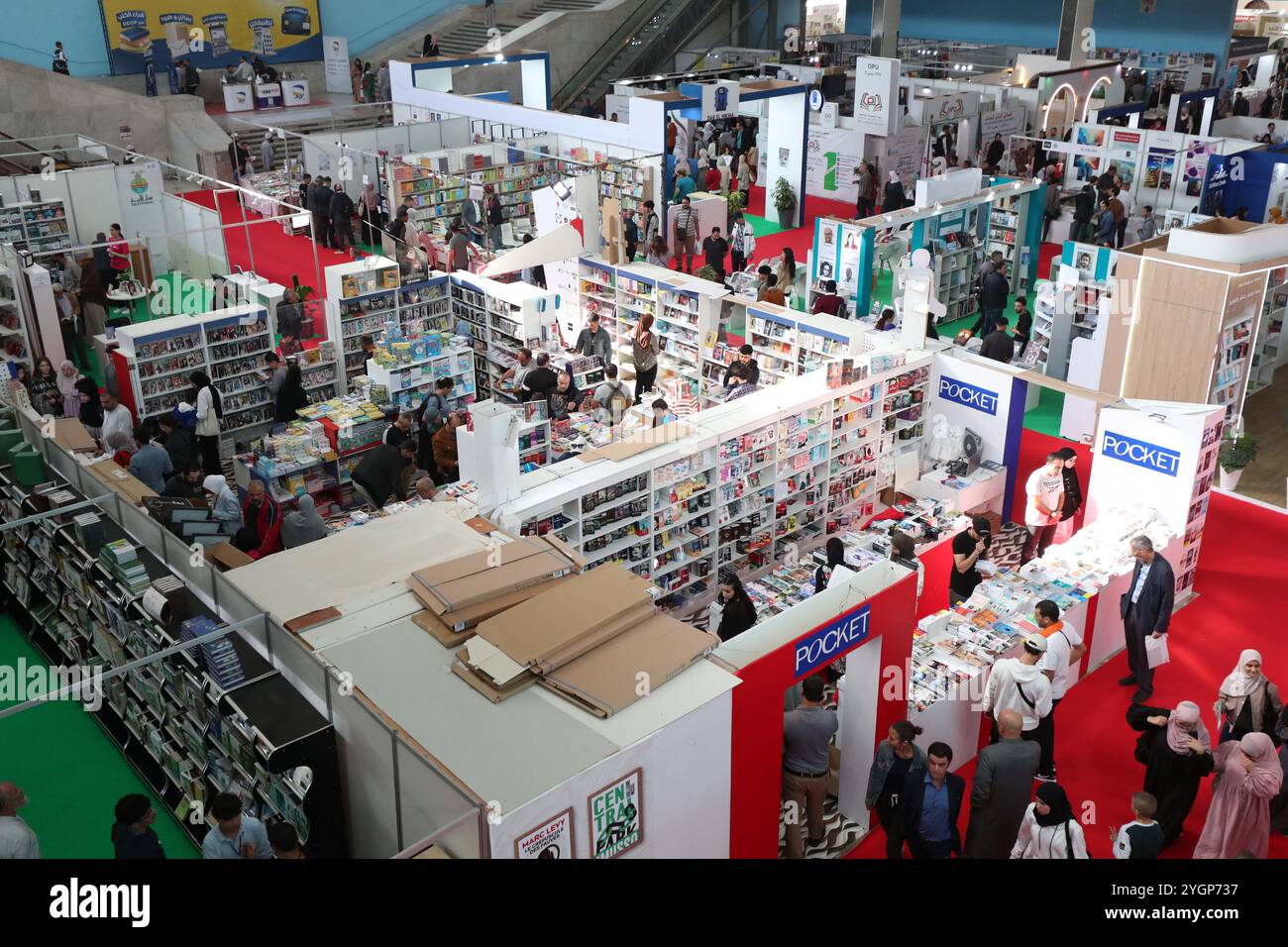 Die 27. Ausgabe der Algier International Book Fair findet am 8. November 2024 in Algier, Algerien, unter dem Motto „Wir lesen, um zu triumphieren“ statt. Mehr als 1.007 Aussteller aus 40 Ländern, darunter 290 Algerier, sowie 350 Gäste. Die Veranstaltung umfasst 300.000 Titel aus allen redaktionellen Genres. (Foto von Billel Bensalem/APP) (Foto von APP/NurPhoto) Credit: NurPhoto SRL/Alamy Live News Stockfoto