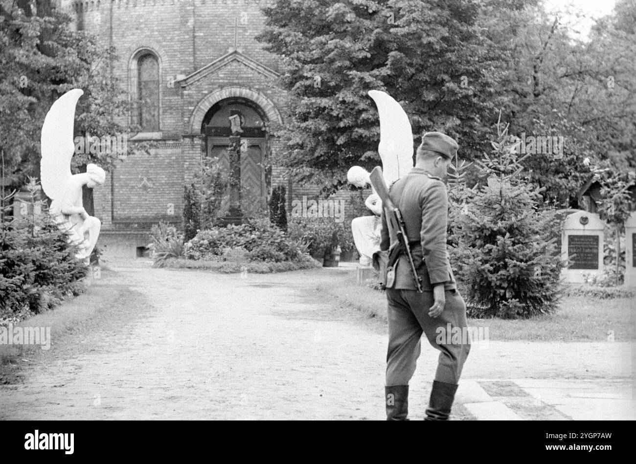 In der Nacht vom 12. Auf den 13. August 1961 erteilte Walter Ulbricht, Vorsitzender des DDR-Staatsrats, SED-Parteivorsitzender und Vorsitzender des Nationalen Verteidigungsrates der DDR, den Befehl, die Sektorgrenze in Berlin abzuschotten. Mit der Zustimmung der Sowjetunion und der Unterstützung der sowjetischen Truppen in der DDR wurde die letzte Schlupflöcher geschlossen, durch die die SED-Diktatur noch entkommen konnte. [Automatisierte Übersetzung] Stockfoto
