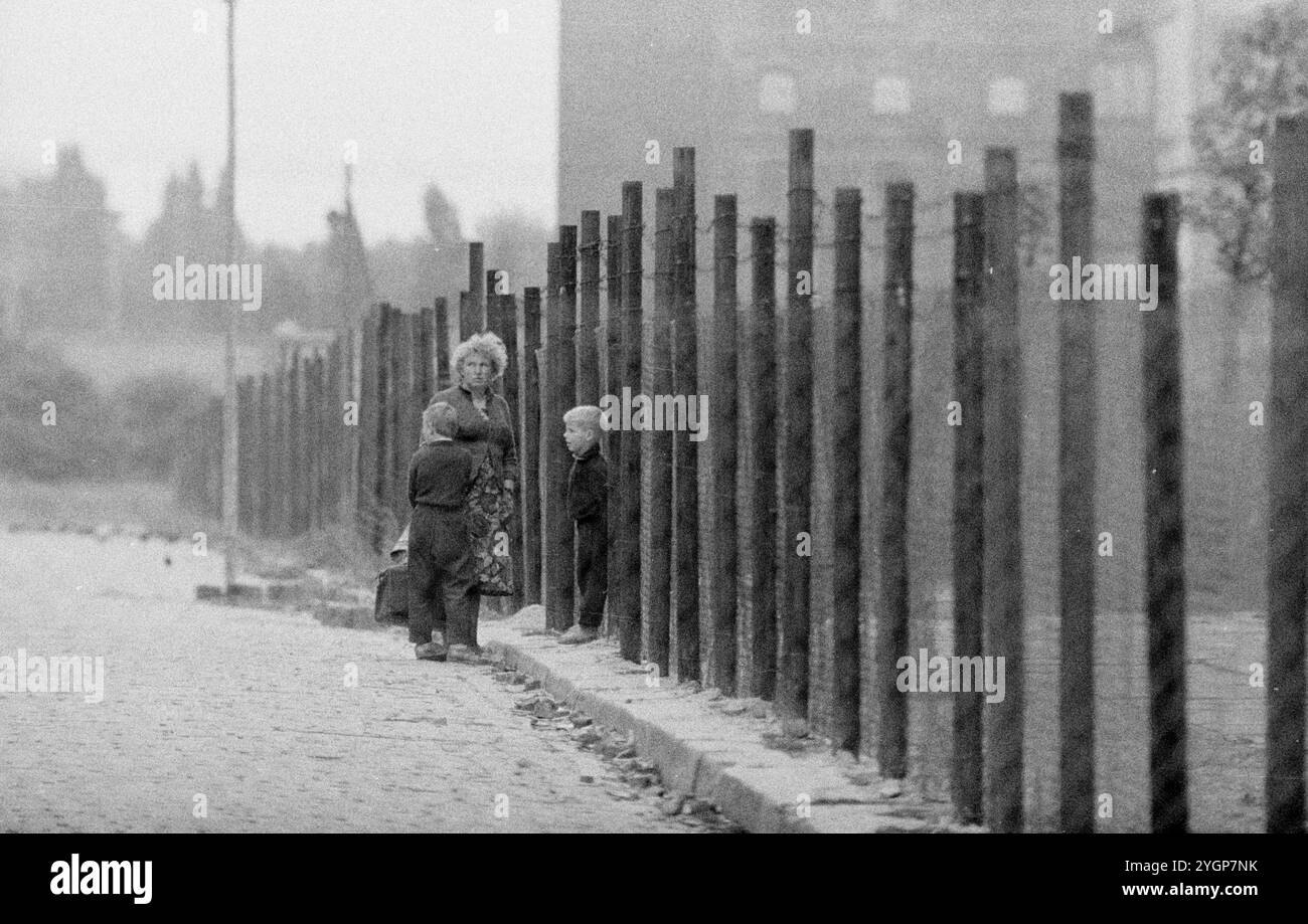 In der Nacht vom 12. Auf den 13. August 1961 erteilte Walter Ulbricht, Vorsitzender des DDR-Staatsrats, SED-Parteivorsitzender und Vorsitzender des Nationalen Verteidigungsrates der DDR, den Befehl, die Sektorgrenze in Berlin abzuschotten. Mit der Zustimmung der Sowjetunion und der Unterstützung der sowjetischen Truppen in der DDR wurde die letzte Schlupflöcher geschlossen, durch die die SED-Diktatur noch entkommen konnte. [Automatisierte Übersetzung] Stockfoto