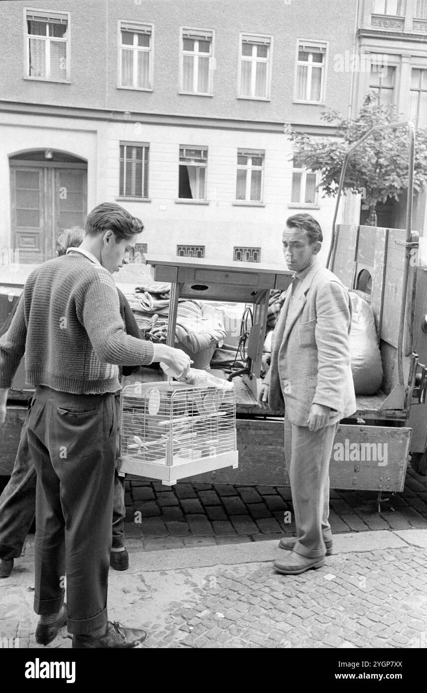 In der Nacht vom 12. Auf den 13. August 1961 erteilte Walter Ulbricht, Vorsitzender des DDR-Staatsrats, SED-Parteivorsitzender und Vorsitzender des Nationalen Verteidigungsrates der DDR, den Befehl, die Sektorgrenze in Berlin abzuschotten. Mit der Zustimmung der Sowjetunion und der Unterstützung der sowjetischen Truppen in der DDR wurde die letzte Schlupflöcher geschlossen, durch die die SED-Diktatur noch entkommen konnte. [Automatisierte Übersetzung] Stockfoto