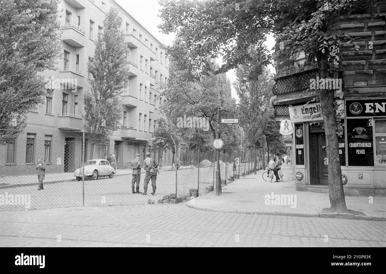 In der Nacht vom 12. Auf den 13. August 1961 erteilte Walter Ulbricht, Vorsitzender des DDR-Staatsrats, SED-Parteivorsitzender und Vorsitzender des Nationalen Verteidigungsrates der DDR, den Befehl, die Sektorgrenze in Berlin abzuschotten. Mit der Zustimmung der Sowjetunion und der Unterstützung der sowjetischen Truppen in der DDR wurde die letzte Schlupflöcher geschlossen, durch die die SED-Diktatur noch entkommen konnte. [Automatisierte Übersetzung] Stockfoto