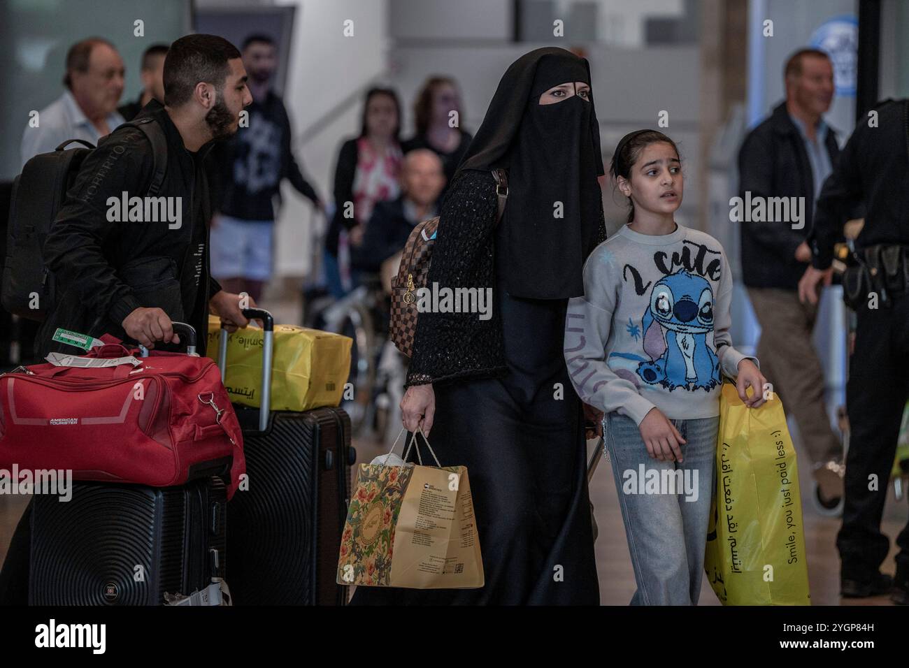 Lod, Israel. November 2024. Israelis kommen am Flughafen Ben Gurion an, nach der Ankunft eines Fluges aus Amsterdam. Israelische Fußballfans wurden vor dem Fußballspiel der UEFA Europa League zwischen Ajax Amsterdam und Maccabi Tel Aviv am Donnerstag von pro-palästinensischen Demonstranten angegriffen. Quelle: Ilia Yefimovich/dpa/Alamy Live News Stockfoto