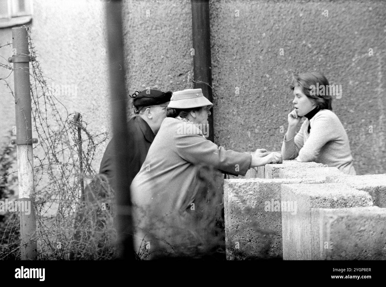 In der Nacht vom 12. Auf den 13. August 1961 erteilte Walter Ulbricht, Vorsitzender des DDR-Staatsrats, SED-Parteivorsitzender und Vorsitzender des Nationalen Verteidigungsrates der DDR, den Befehl, die Sektorgrenze in Berlin abzuschotten. Mit der Zustimmung der Sowjetunion und der Unterstützung der sowjetischen Truppen in der DDR wurde die letzte Schlupflöcher geschlossen, durch die die SED-Diktatur noch entkommen konnte. [Automatisierte Übersetzung] Stockfoto