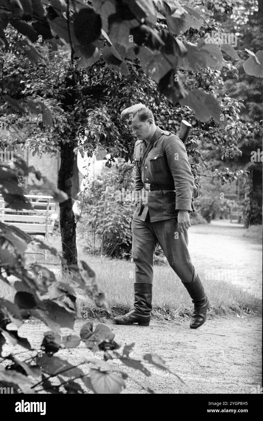 In der Nacht vom 12. Auf den 13. August 1961 erteilte Walter Ulbricht, Vorsitzender des DDR-Staatsrats, SED-Parteivorsitzender und Vorsitzender des Nationalen Verteidigungsrates der DDR, den Befehl, die Sektorgrenze in Berlin abzuschotten. Mit der Zustimmung der Sowjetunion und der Unterstützung der sowjetischen Truppen in der DDR wurde die letzte Schlupflöcher geschlossen, durch die die SED-Diktatur noch entkommen konnte. [Automatisierte Übersetzung] Stockfoto