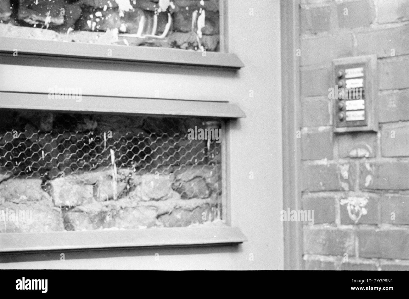 In der Nacht vom 12. Auf den 13. August 1961 erteilte Walter Ulbricht, Vorsitzender des DDR-Staatsrats, SED-Parteivorsitzender und Vorsitzender des Nationalen Verteidigungsrates der DDR, den Befehl, die Sektorgrenze in Berlin abzuschotten. Mit der Zustimmung der Sowjetunion und der Unterstützung der sowjetischen Truppen in der DDR wurde die letzte Schlupflöcher geschlossen, durch die die SED-Diktatur noch entkommen konnte. [Automatisierte Übersetzung] Stockfoto