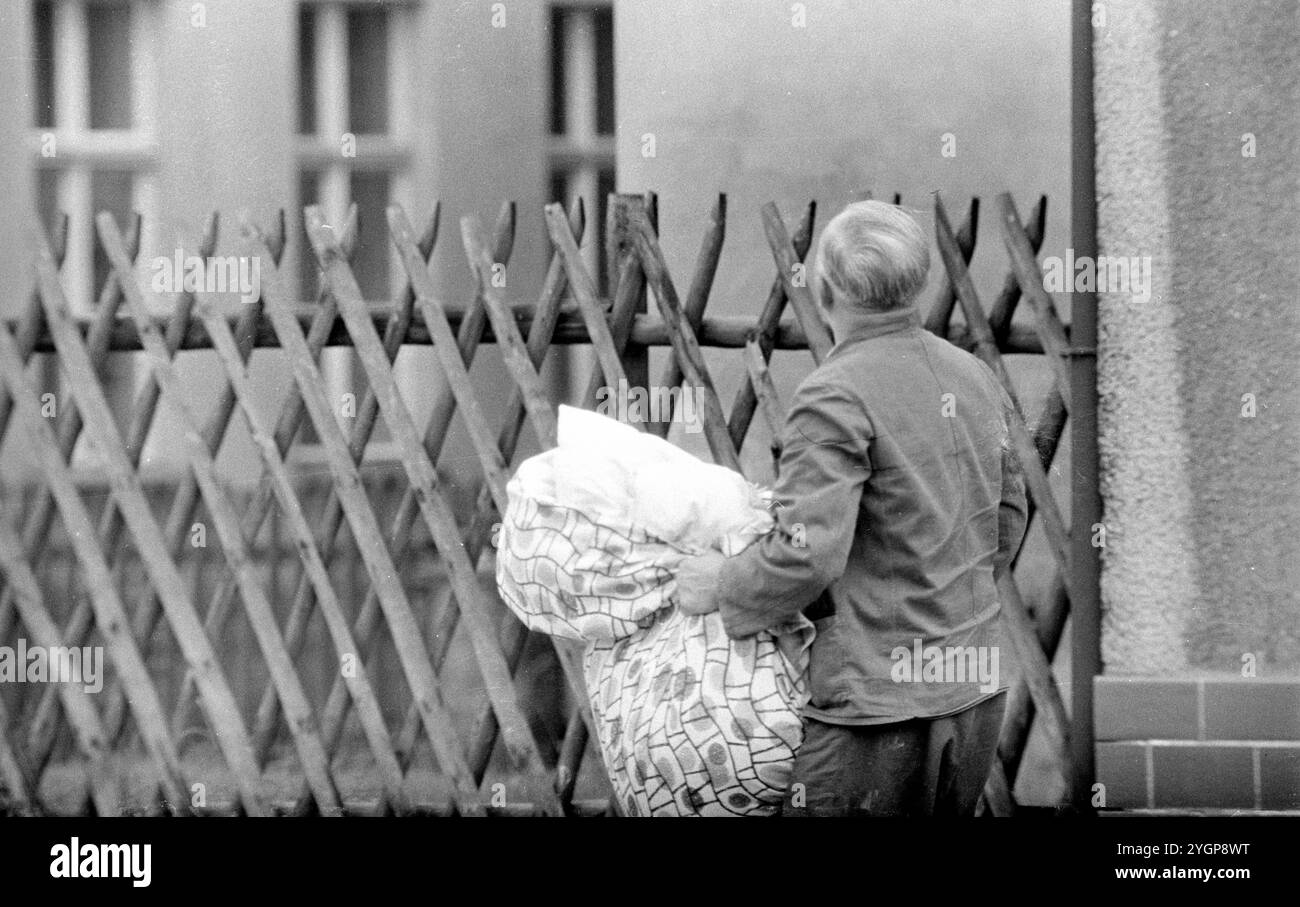 In der Nacht vom 12. Auf den 13. August 1961 erteilte Walter Ulbricht, Vorsitzender des DDR-Staatsrats, SED-Parteivorsitzender und Vorsitzender des Nationalen Verteidigungsrates der DDR, den Befehl, die Sektorgrenze in Berlin abzuschotten. Mit der Zustimmung der Sowjetunion und der Unterstützung der sowjetischen Truppen in der DDR wurde die letzte Schlupflöcher geschlossen, durch die die SED-Diktatur noch entkommen konnte. [Automatisierte Übersetzung] Stockfoto