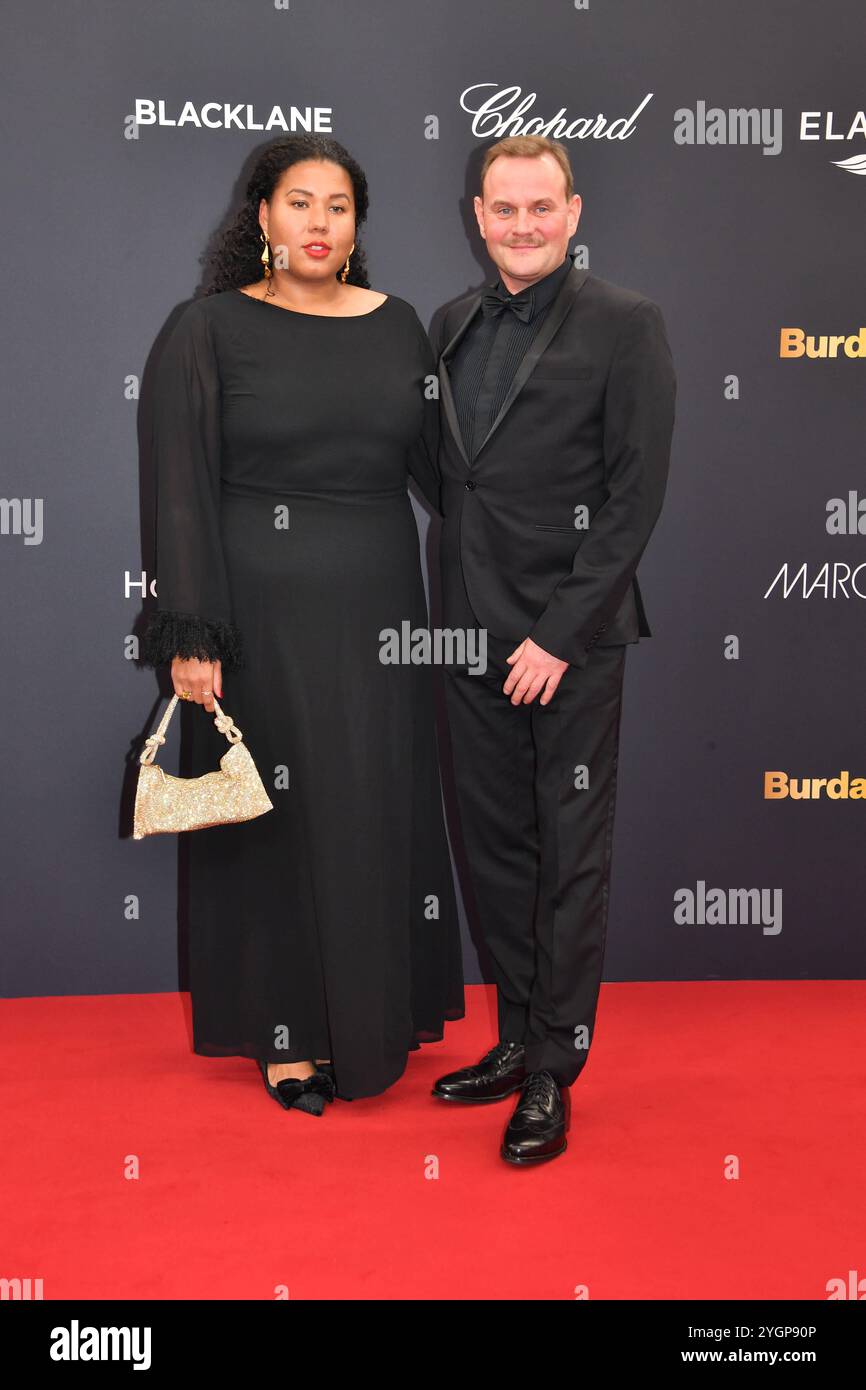 Devid Striesow mit Ehefrau Ines Ganzberger-Striesow / Bambi 2024 / Verleihung des Goldenen REHS / Bavaria-Studios / München / 07. November 2024 *** Devid Striesow mit Ehefrau Ines Ganzberger Striesow Bambi 2024 Award der Golden Deer Bavaria Studios München 07 November 2024 Stockfoto