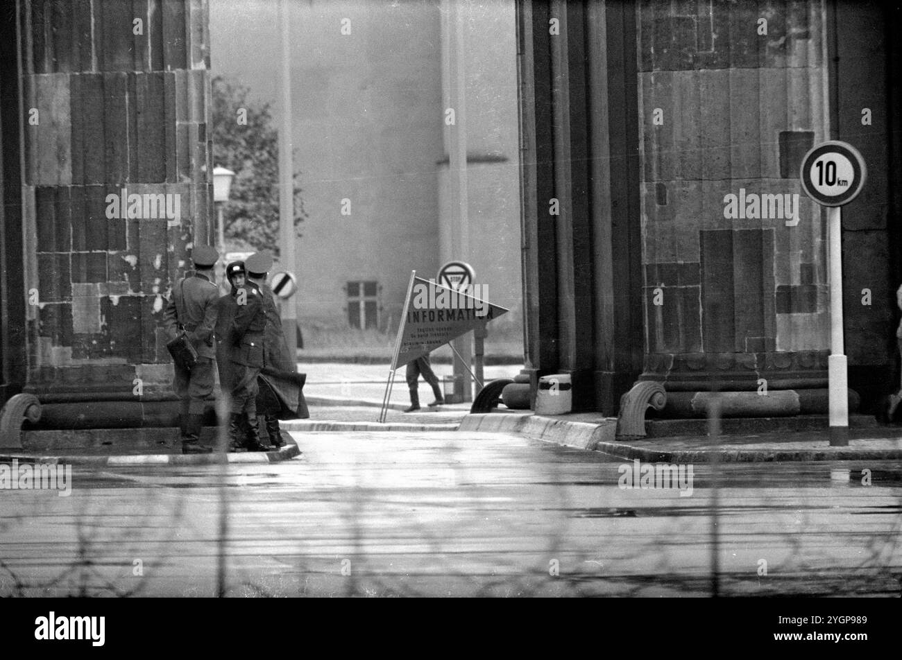 In der Nacht vom 12. Auf den 13. August 1961 erteilte Walter Ulbricht, Vorsitzender des DDR-Staatsrats, SED-Parteivorsitzender und Vorsitzender des Nationalen Verteidigungsrates der DDR, den Befehl, die Sektorgrenze in Berlin abzuschotten. Mit der Zustimmung der Sowjetunion und der Unterstützung der sowjetischen Truppen in der DDR wurde die letzte Schlupflöcher geschlossen, durch die die SED-Diktatur noch entkommen konnte. [Automatisierte Übersetzung] Stockfoto