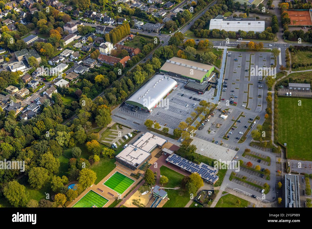Luftbild, ENNI Eventhalle Veranstaltungsort und ENNI Eiswelt Eishalle, im Sportpark Großsportanlage Filder Benden, Parkplätze, Moers-Hülsdonk, Moers, Ruhrgebiet, Nordrhein-Westfalen, Deutschland ACHTUNGxMINDESTHONORARx60xEURO *** Luftansicht, ENNI Eventhalle und ENNI Eiswelt Eisfeld, im Sportpark Großsportanlage Filder Benden, Parkplätze, Moers Hülsdonk, Moers, Ruhrgebiet, Nordrhein-Westfalen, Deutschland ACHTUNGxMINDESTHONORARx60xEURO Stockfoto