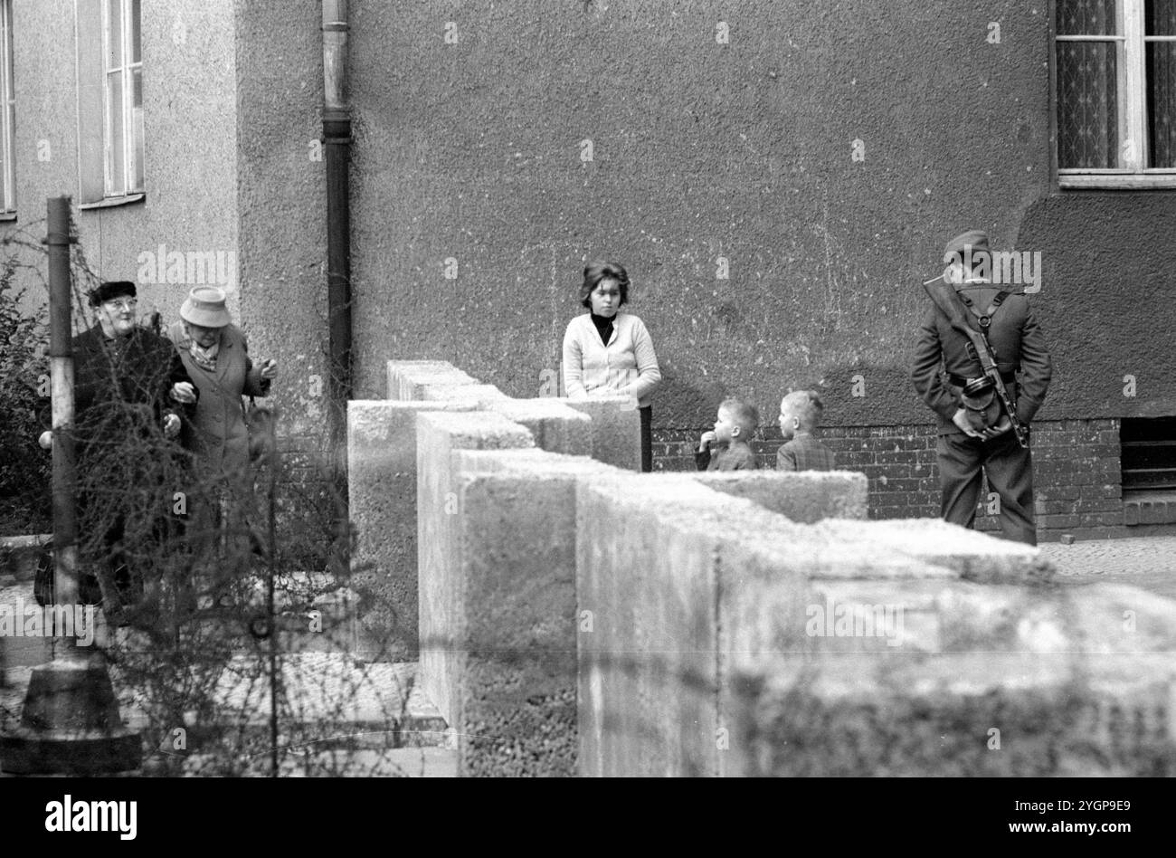 In der Nacht vom 12. Auf den 13. August 1961 erteilte Walter Ulbricht, Vorsitzender des DDR-Staatsrats, SED-Parteivorsitzender und Vorsitzender des Nationalen Verteidigungsrates der DDR, den Befehl, die Sektorgrenze in Berlin abzuschotten. Mit der Zustimmung der Sowjetunion und der Unterstützung der sowjetischen Truppen in der DDR wurde die letzte Schlupflöcher geschlossen, durch die die SED-Diktatur noch entkommen konnte. [Automatisierte Übersetzung] Stockfoto