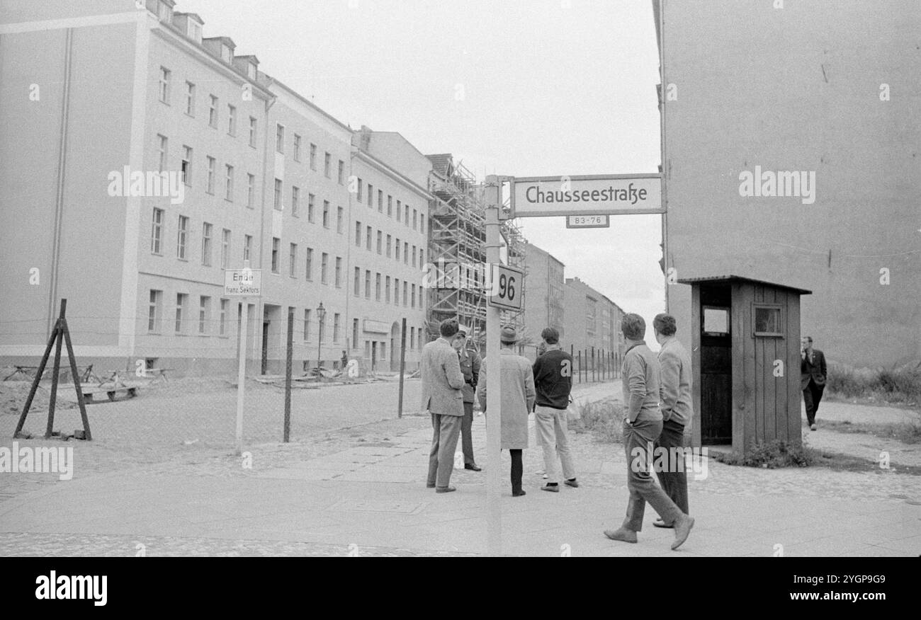 In der Nacht vom 12. Auf den 13. August 1961 erteilte Walter Ulbricht, Vorsitzender des DDR-Staatsrats, SED-Parteivorsitzender und Vorsitzender des Nationalen Verteidigungsrates der DDR, den Befehl, die Sektorgrenze in Berlin abzuschotten. Mit der Zustimmung der Sowjetunion und der Unterstützung der sowjetischen Truppen in der DDR wurde die letzte Schlupflöcher geschlossen, durch die die SED-Diktatur noch entkommen konnte. [Automatisierte Übersetzung] Stockfoto