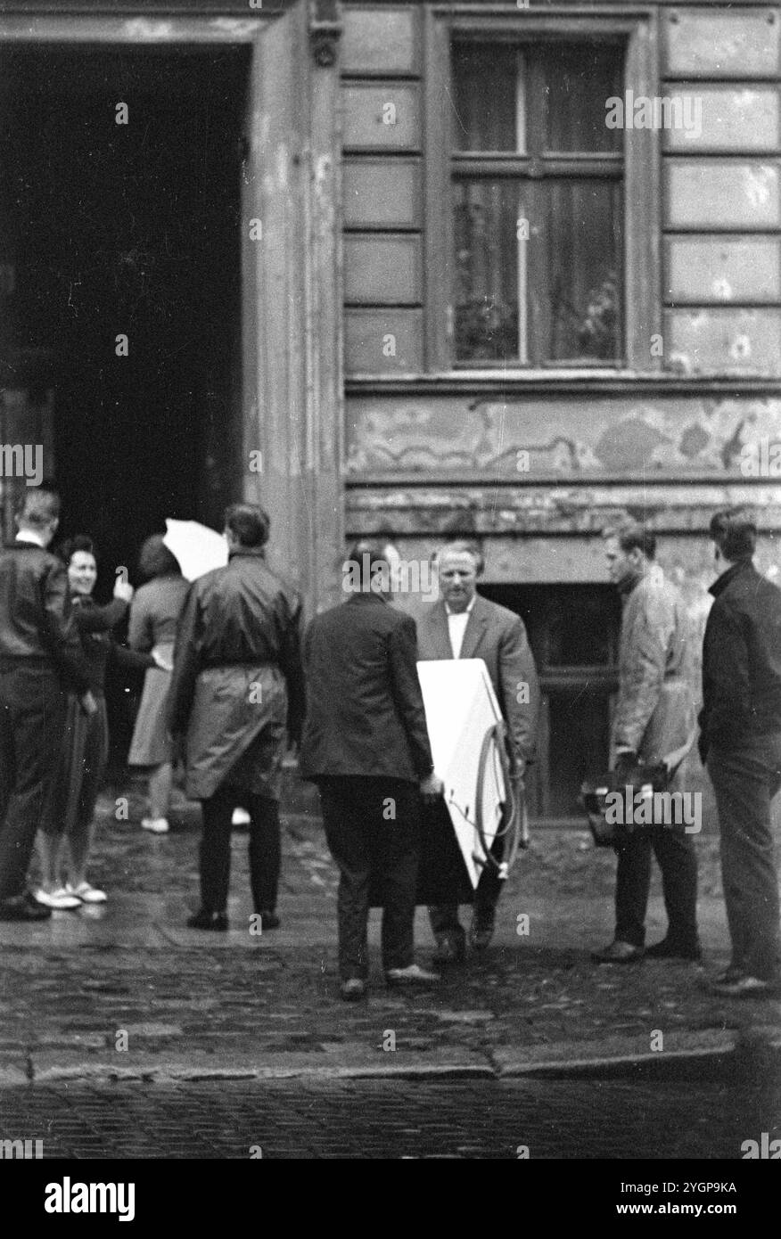 In der Nacht vom 12. Auf den 13. August 1961 erteilte Walter Ulbricht, Vorsitzender des DDR-Staatsrats, SED-Parteivorsitzender und Vorsitzender des Nationalen Verteidigungsrates der DDR, den Befehl, die Sektorgrenze in Berlin abzuschotten. Mit der Zustimmung der Sowjetunion und der Unterstützung der sowjetischen Truppen in der DDR wurde die letzte Schlupflöcher geschlossen, durch die die SED-Diktatur noch entkommen konnte. [Automatisierte Übersetzung] Stockfoto