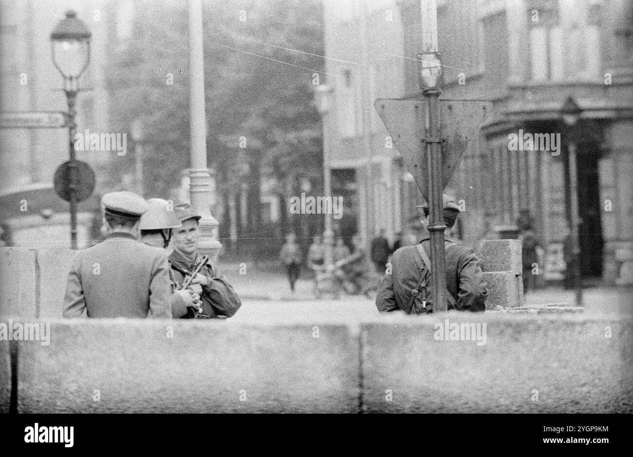 In der Nacht vom 12. Auf den 13. August 1961 erteilte Walter Ulbricht, Vorsitzender des DDR-Staatsrats, SED-Parteivorsitzender und Vorsitzender des Nationalen Verteidigungsrates der DDR, den Befehl, die Sektorgrenze in Berlin abzuschotten. Mit der Zustimmung der Sowjetunion und der Unterstützung der sowjetischen Truppen in der DDR wurde die letzte Schlupflöcher geschlossen, durch die die SED-Diktatur noch entkommen konnte. [Automatisierte Übersetzung] Stockfoto