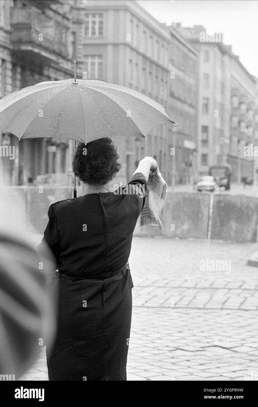 In der Nacht vom 12. Auf den 13. August 1961 erteilte Walter Ulbricht, Vorsitzender des DDR-Staatsrats, SED-Parteivorsitzender und Vorsitzender des Nationalen Verteidigungsrates der DDR, den Befehl, die Sektorgrenze in Berlin abzuschotten. Mit der Zustimmung der Sowjetunion und der Unterstützung der sowjetischen Truppen in der DDR wurde die letzte Schlupflöcher geschlossen, durch die die SED-Diktatur noch entkommen konnte. [Automatisierte Übersetzung] Stockfoto