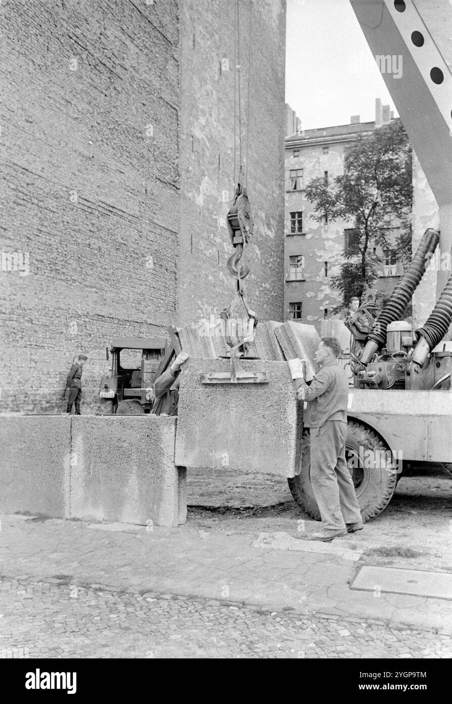 In der Nacht vom 12. Auf den 13. August 1961 erteilte Walter Ulbricht, Vorsitzender des DDR-Staatsrats, SED-Parteivorsitzender und Vorsitzender des Nationalen Verteidigungsrates der DDR, den Befehl, die Sektorgrenze in Berlin abzuschotten. Mit der Zustimmung der Sowjetunion und der Unterstützung der sowjetischen Truppen in der DDR wurde die letzte Schlupflöcher geschlossen, durch die die SED-Diktatur noch entkommen konnte. [Automatisierte Übersetzung] Stockfoto