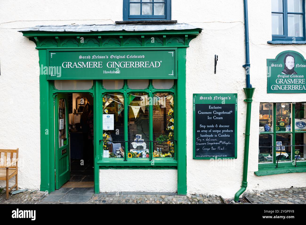Der Eingang des Gingerbread-Shops von Grasmere, die Fassade des Gebäudes ist weiß mit grünen Zierleisten gestrichen. Stockfoto