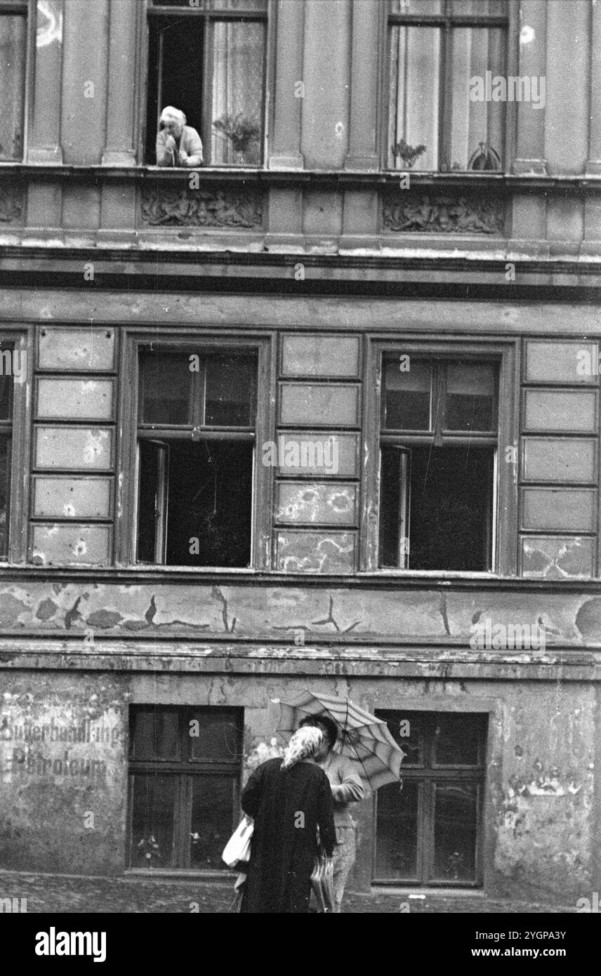 In der Nacht vom 12. Auf den 13. August 1961 erteilte Walter Ulbricht, Vorsitzender des DDR-Staatsrats, SED-Parteivorsitzender und Vorsitzender des Nationalen Verteidigungsrates der DDR, den Befehl, die Sektorgrenze in Berlin abzuschotten. Mit der Zustimmung der Sowjetunion und der Unterstützung der sowjetischen Truppen in der DDR wurde die letzte Schlupflöcher geschlossen, durch die die SED-Diktatur noch entkommen konnte. [Automatisierte Übersetzung] Stockfoto