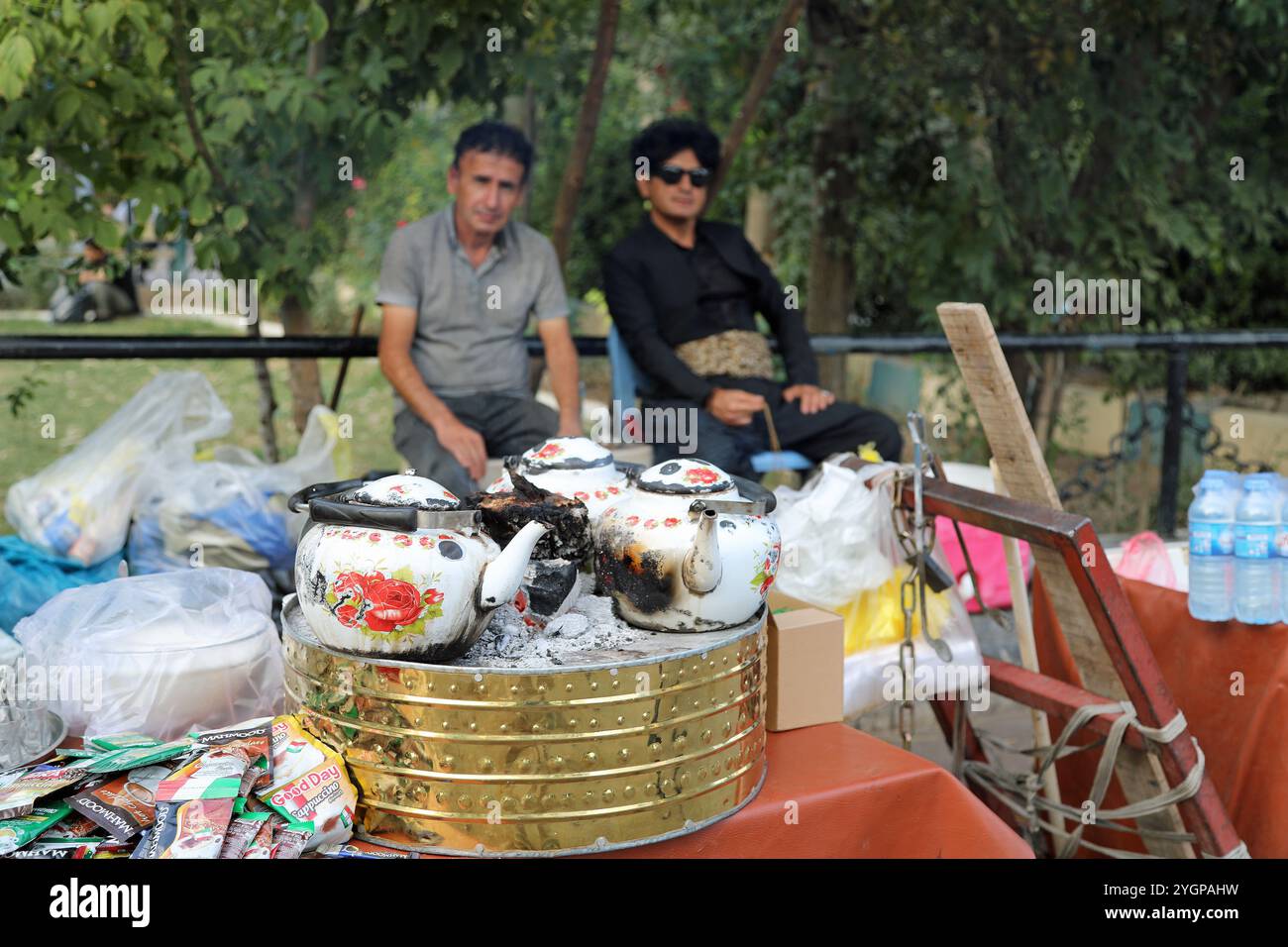 Kurdischer Teestand vor dem Park in Sulaymaniyah im Irak-Kurdistan Stockfoto