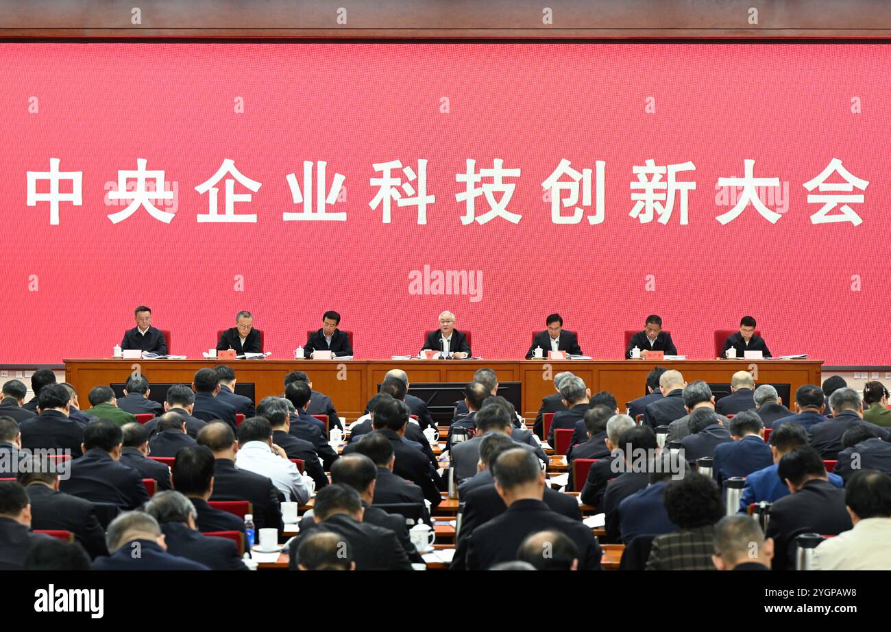 Peking, China. November 2024. Der chinesische Vize-Premier Zhang Guoqing, auch Mitglied des Politbüros des Zentralkomitees der Kommunistischen Partei Chinas, nimmt am 8. November 2024 an einer Konferenz der zentral verwalteten Staatsunternehmen über Science-Tech-Innovationen in Peking, der Hauptstadt Chinas, Teil und hält Vorträge. Quelle: Shen Hong/Xinhua/Alamy Live News Stockfoto