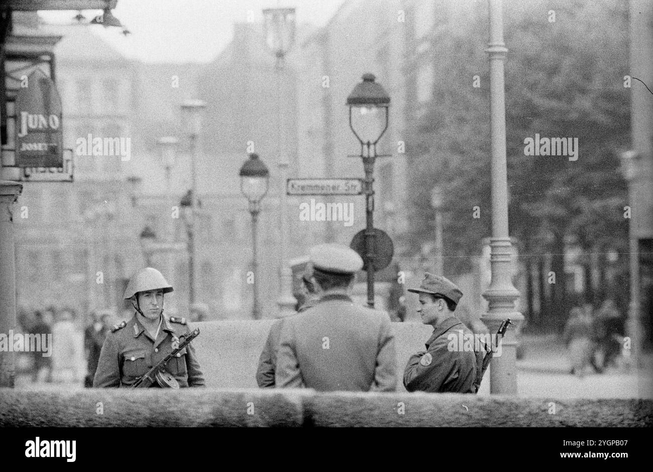In der Nacht vom 12. Auf den 13. August 1961 erteilte Walter Ulbricht, Vorsitzender des DDR-Staatsrats, SED-Parteivorsitzender und Vorsitzender des Nationalen Verteidigungsrates der DDR, den Befehl, die Sektorgrenze in Berlin abzuschotten. Mit der Zustimmung der Sowjetunion und der Unterstützung der sowjetischen Truppen in der DDR wurde die letzte Schlupflöcher geschlossen, durch die die SED-Diktatur noch entkommen konnte. [Automatisierte Übersetzung] Stockfoto