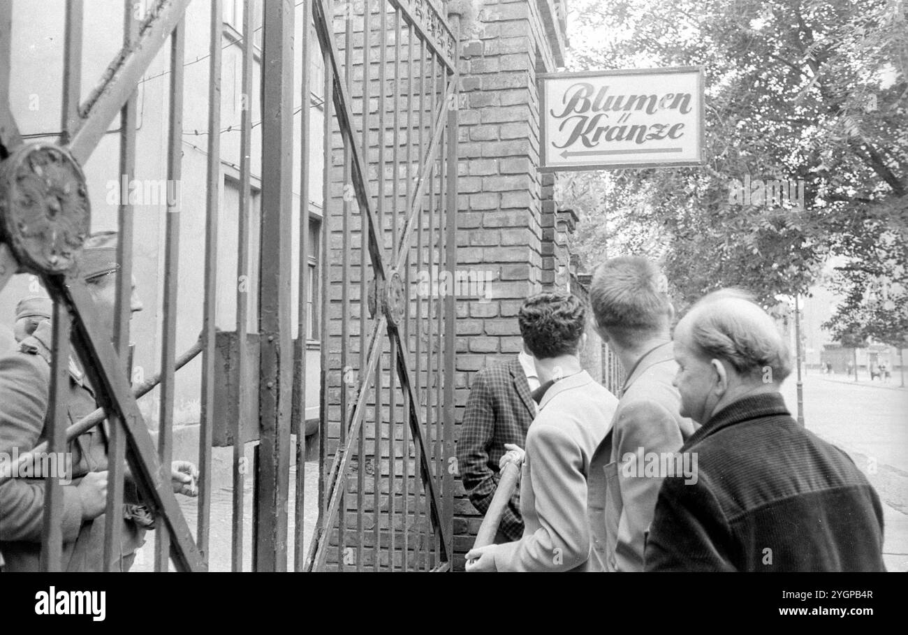 In der Nacht vom 12. Auf den 13. August 1961 erteilte Walter Ulbricht, Vorsitzender des DDR-Staatsrats, SED-Parteivorsitzender und Vorsitzender des Nationalen Verteidigungsrates der DDR, den Befehl, die Sektorgrenze in Berlin abzuschotten. Mit der Zustimmung der Sowjetunion und der Unterstützung der sowjetischen Truppen in der DDR wurde die letzte Schlupflöcher geschlossen, durch die die SED-Diktatur noch entkommen konnte. [Automatisierte Übersetzung] Stockfoto