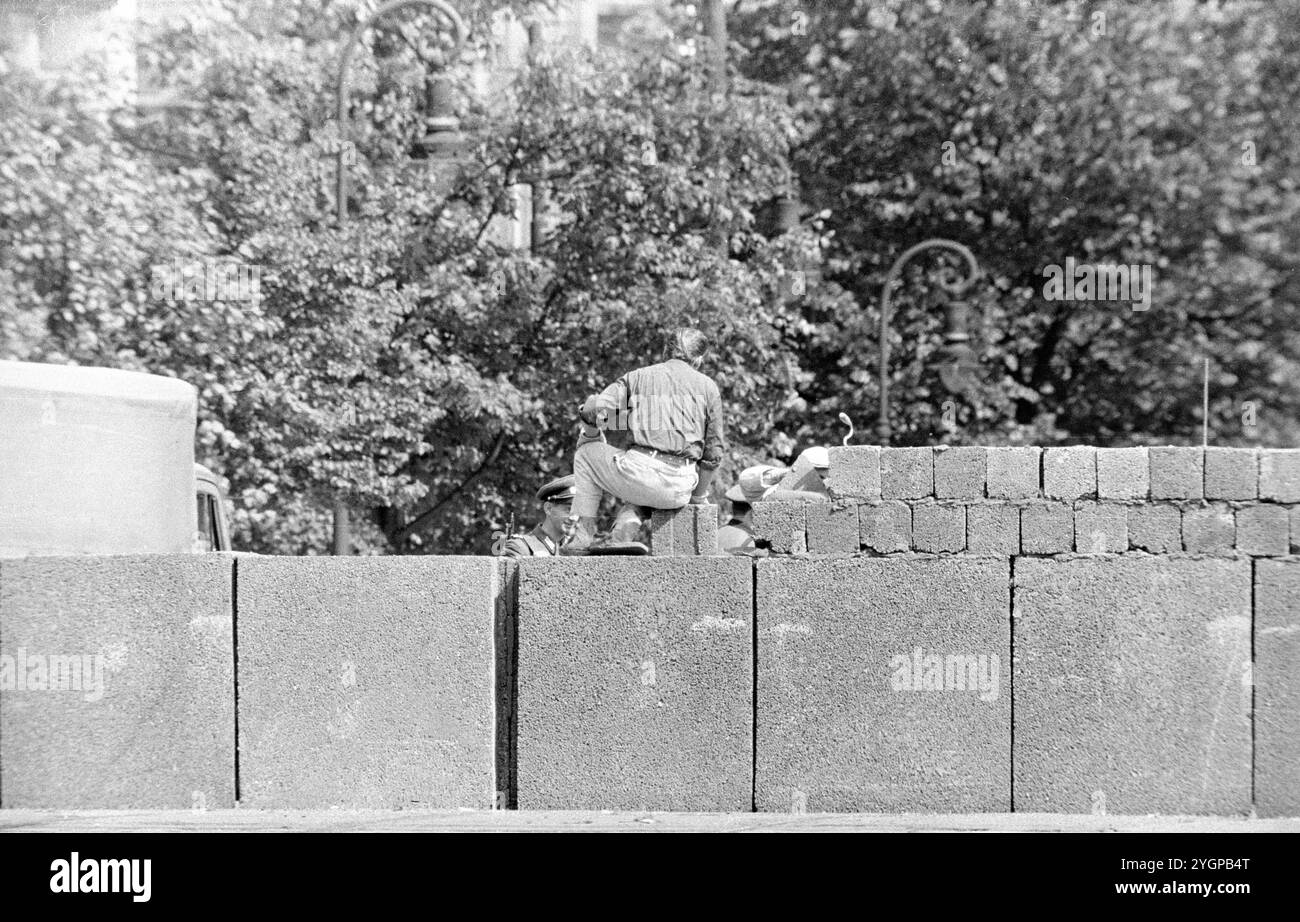 In der Nacht vom 12. Auf den 13. August 1961 erteilte Walter Ulbricht, Vorsitzender des DDR-Staatsrats, SED-Parteivorsitzender und Vorsitzender des Nationalen Verteidigungsrates der DDR, den Befehl, die Sektorgrenze in Berlin abzuschotten. Mit der Zustimmung der Sowjetunion und der Unterstützung der sowjetischen Truppen in der DDR wurde die letzte Schlupflöcher geschlossen, durch die die SED-Diktatur noch entkommen konnte. [Automatisierte Übersetzung] Stockfoto