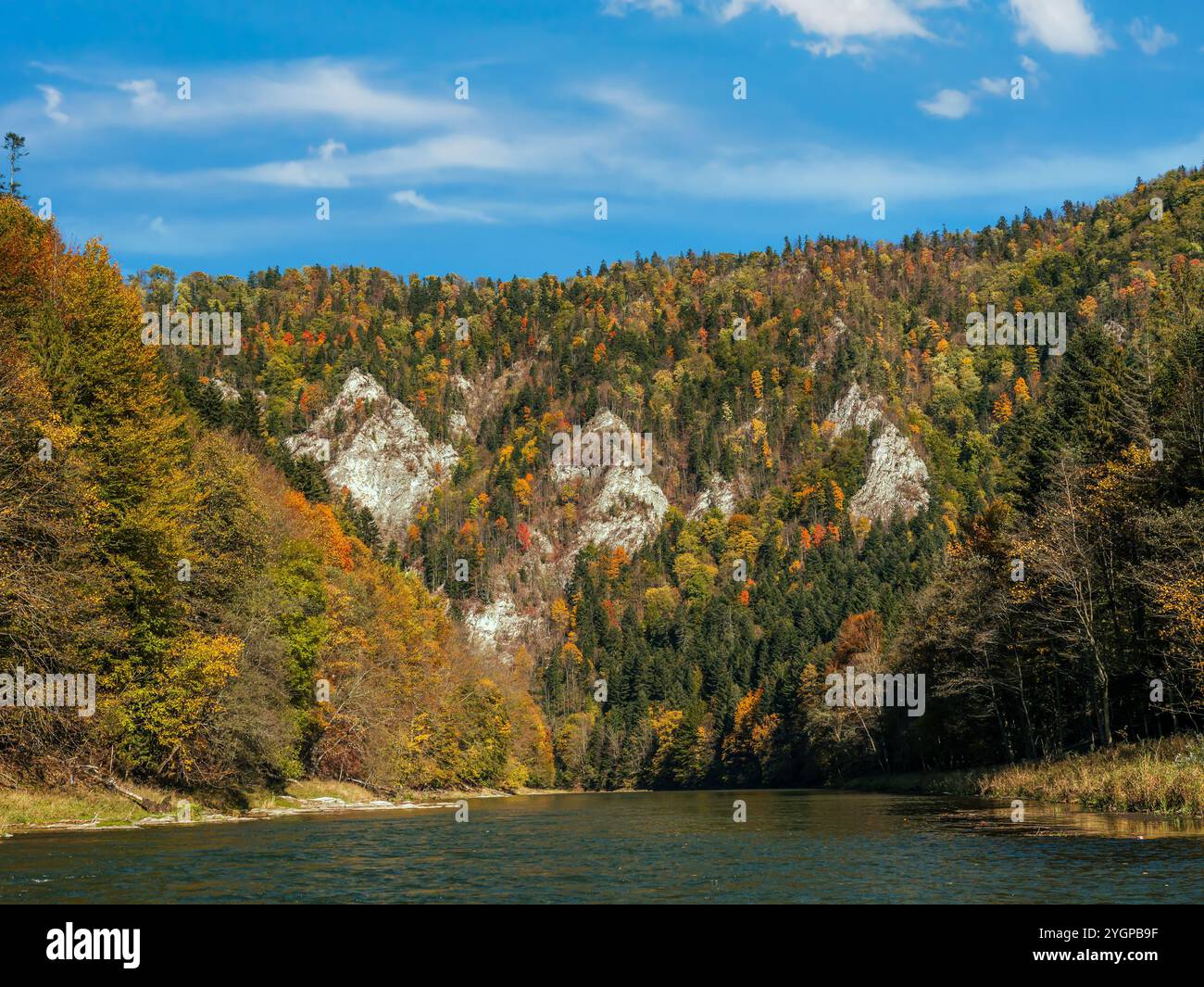 Eine ruhige Berglandschaft mit einer Gruppe von Felsvorsprüngen, genannt Sieben Mönche, liegt an den südwestlichen Hängen von Golica, an der Seite der Duna Stockfoto