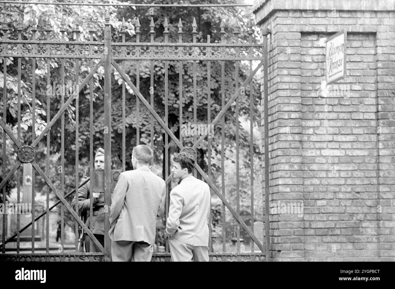 In der Nacht vom 12. Auf den 13. August 1961 erteilte Walter Ulbricht, Vorsitzender des DDR-Staatsrats, SED-Parteivorsitzender und Vorsitzender des Nationalen Verteidigungsrates der DDR, den Befehl, die Sektorgrenze in Berlin abzuschotten. Mit der Zustimmung der Sowjetunion und der Unterstützung der sowjetischen Truppen in der DDR wurde die letzte Schlupflöcher geschlossen, durch die die SED-Diktatur noch entkommen konnte. [Automatisierte Übersetzung] Stockfoto