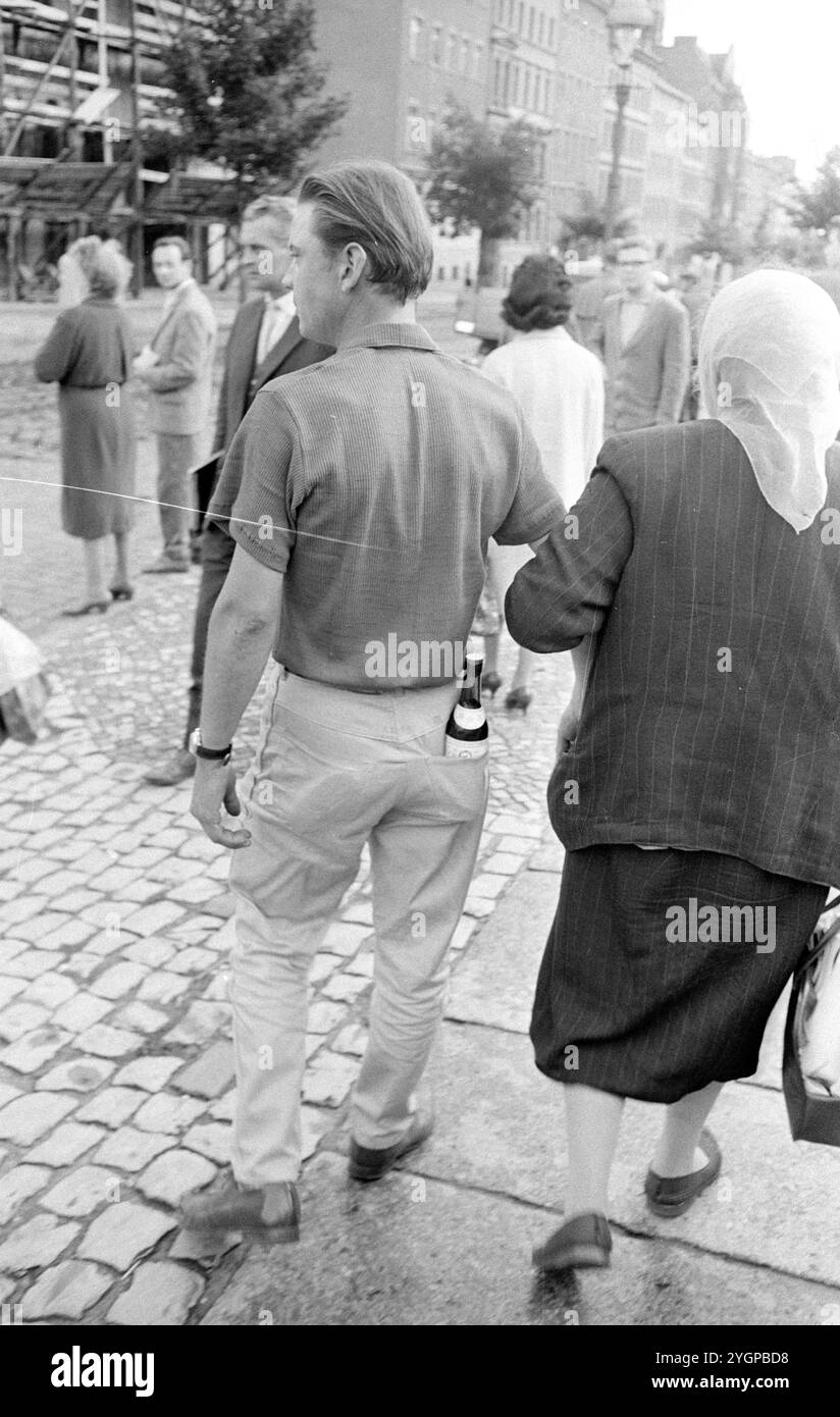 In der Nacht vom 12. Auf den 13. August 1961 erteilte Walter Ulbricht, Vorsitzender des DDR-Staatsrats, SED-Parteivorsitzender und Vorsitzender des Nationalen Verteidigungsrates der DDR, den Befehl, die Sektorgrenze in Berlin abzuschotten. Mit der Zustimmung der Sowjetunion und der Unterstützung der sowjetischen Truppen in der DDR wurde die letzte Schlupflöcher geschlossen, durch die die SED-Diktatur noch entkommen konnte. [Automatisierte Übersetzung] Stockfoto